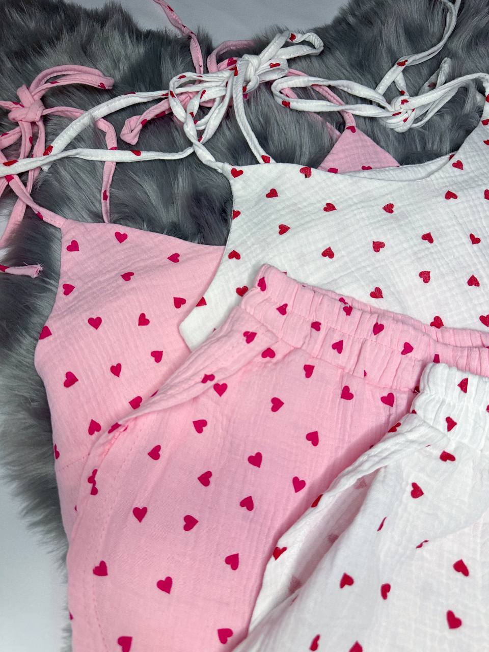 Set short più canotta bianca a cuori
