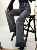 Jeans scuro con strass e risvolto