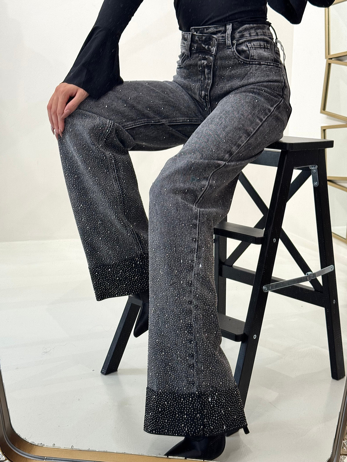 Jeans scuro con strass e risvolto