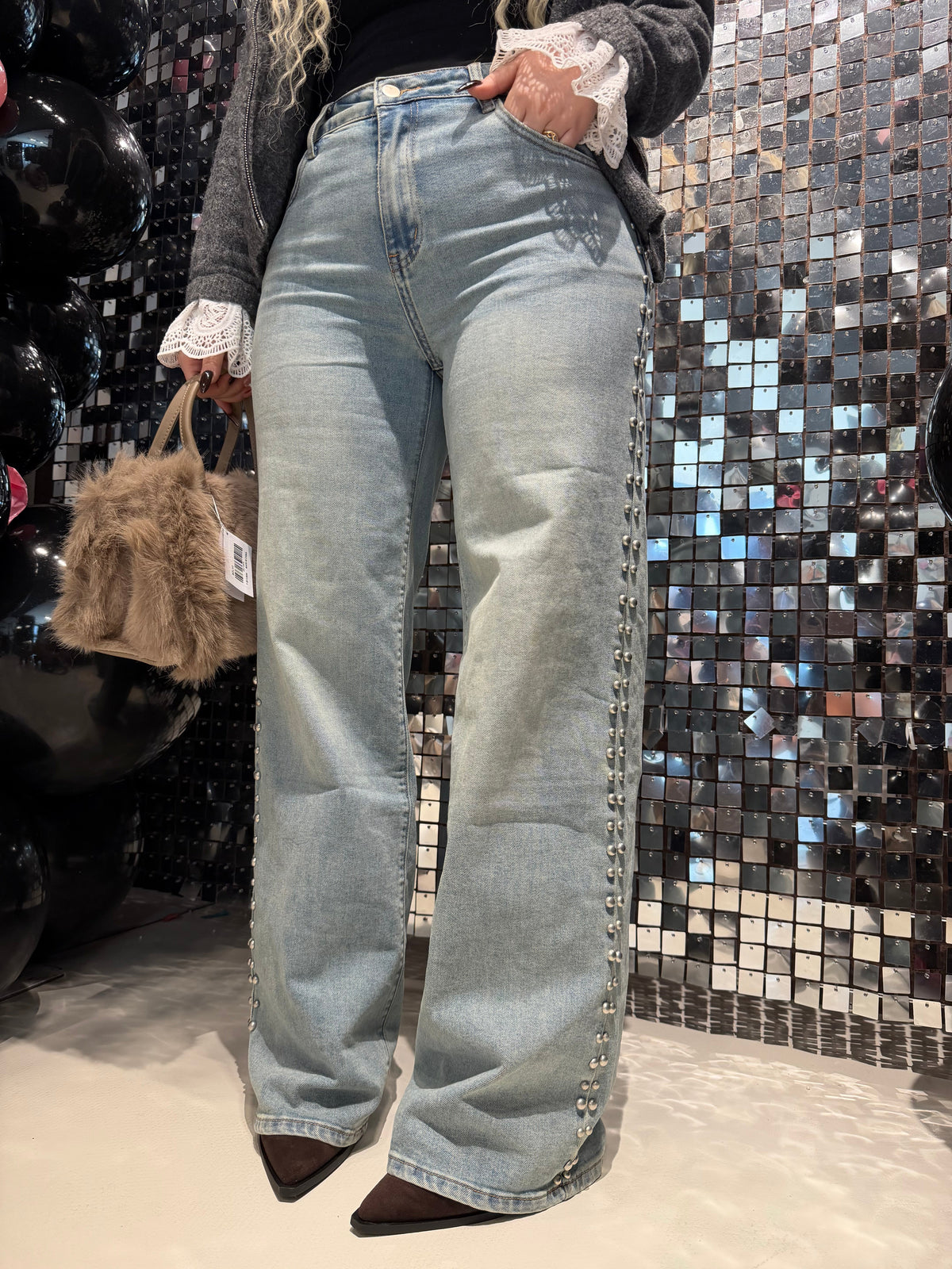 Jeans con borchie laterali