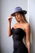 Cappello grigio con borchie