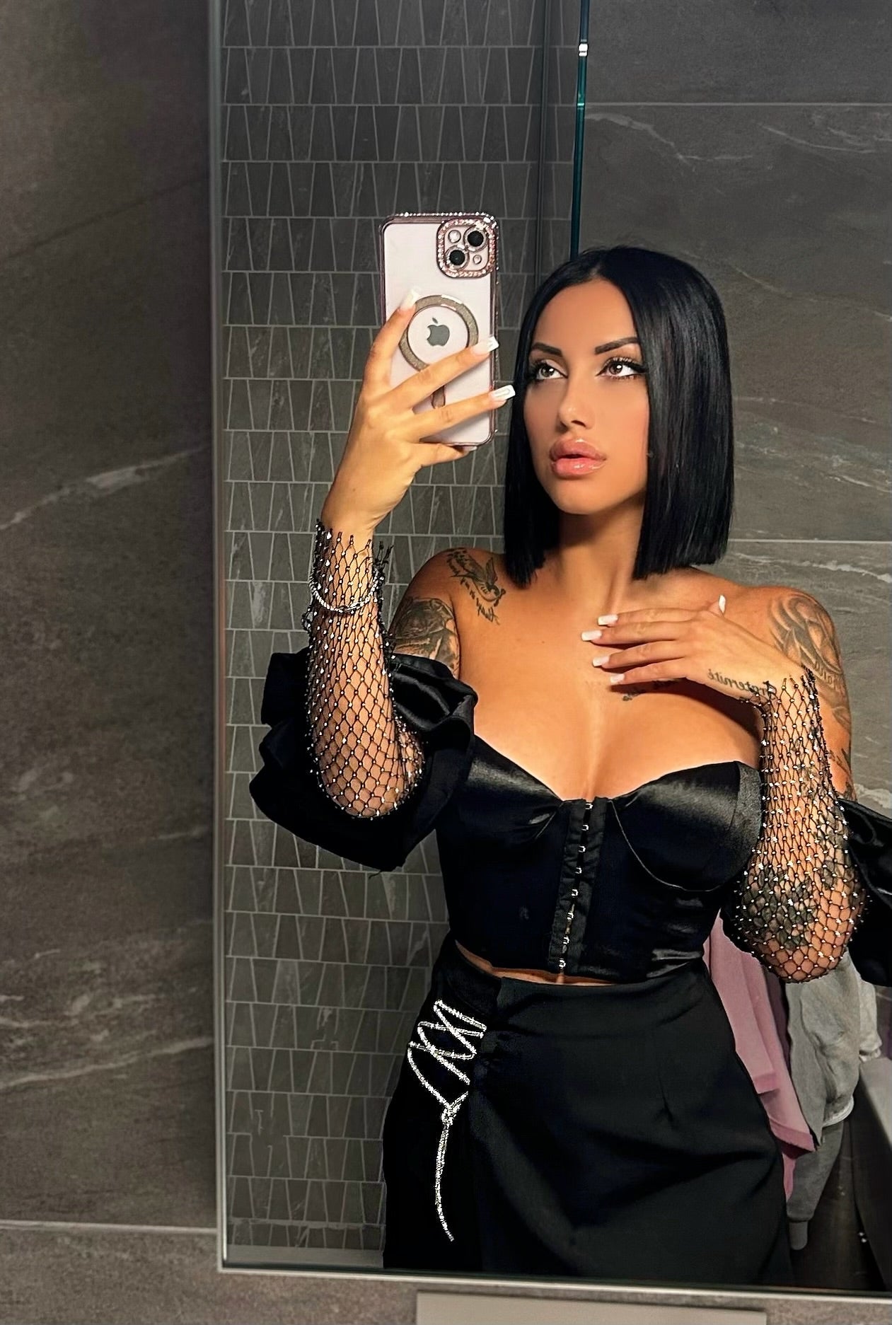 Top nero con maniche in strass
