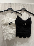 Top in pizzo con fiocco