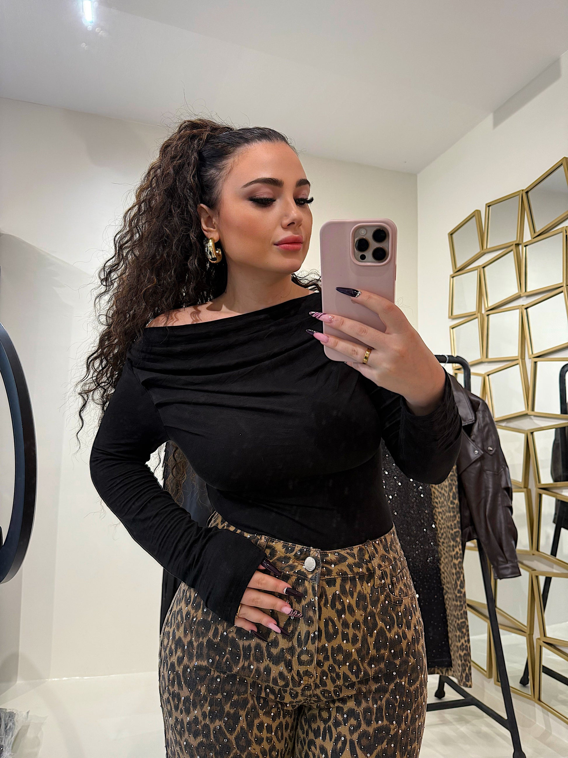 Maglia a maniche lunghe con scollo drappeggiato