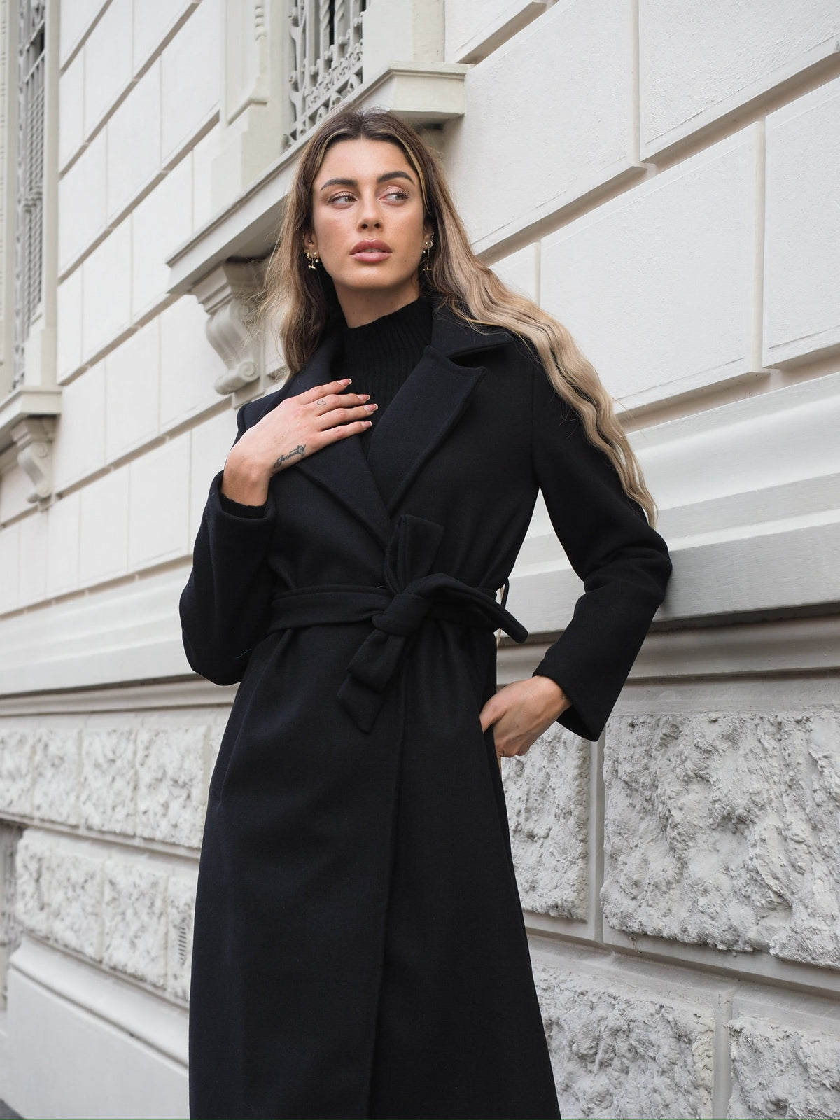Cappotto nero con cintura