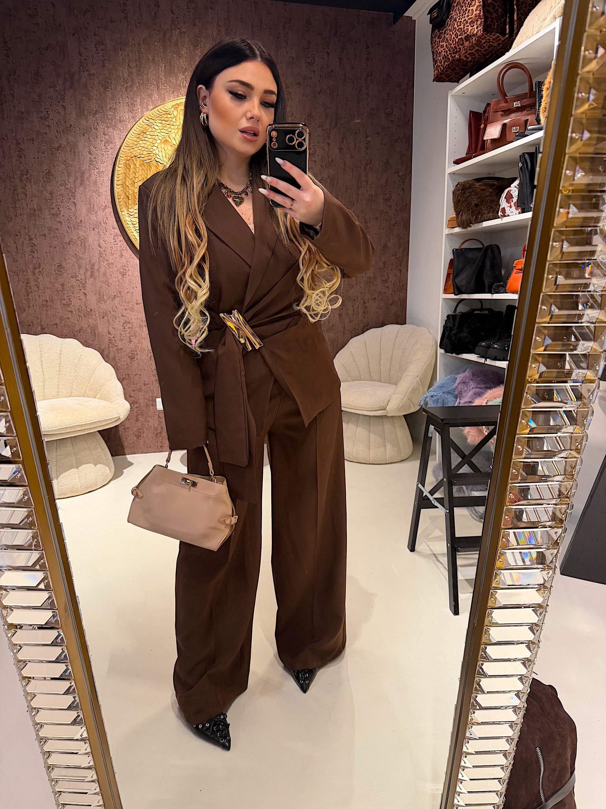 Completo giacca e pantalone con gioiello ￼