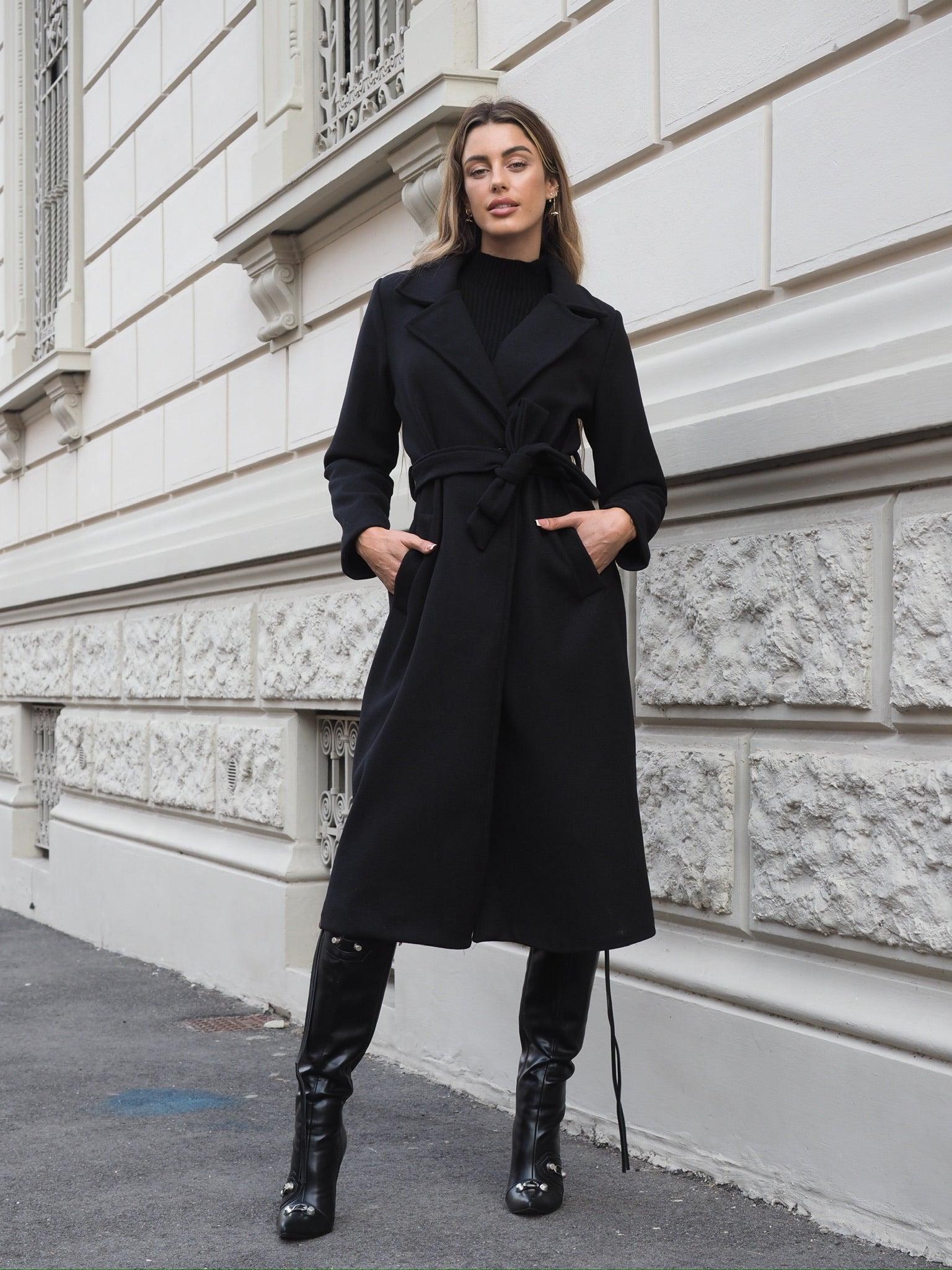 Cappotto nero con cintura