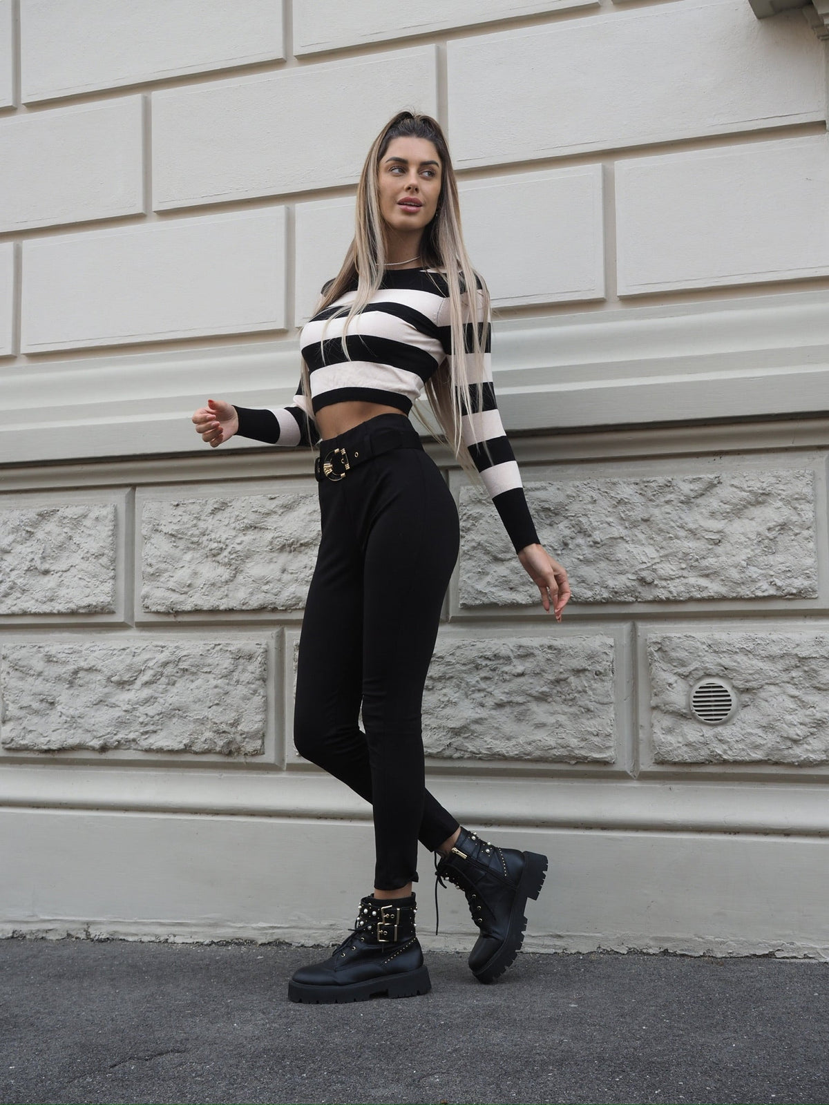 Pantalone nero con cintura oro