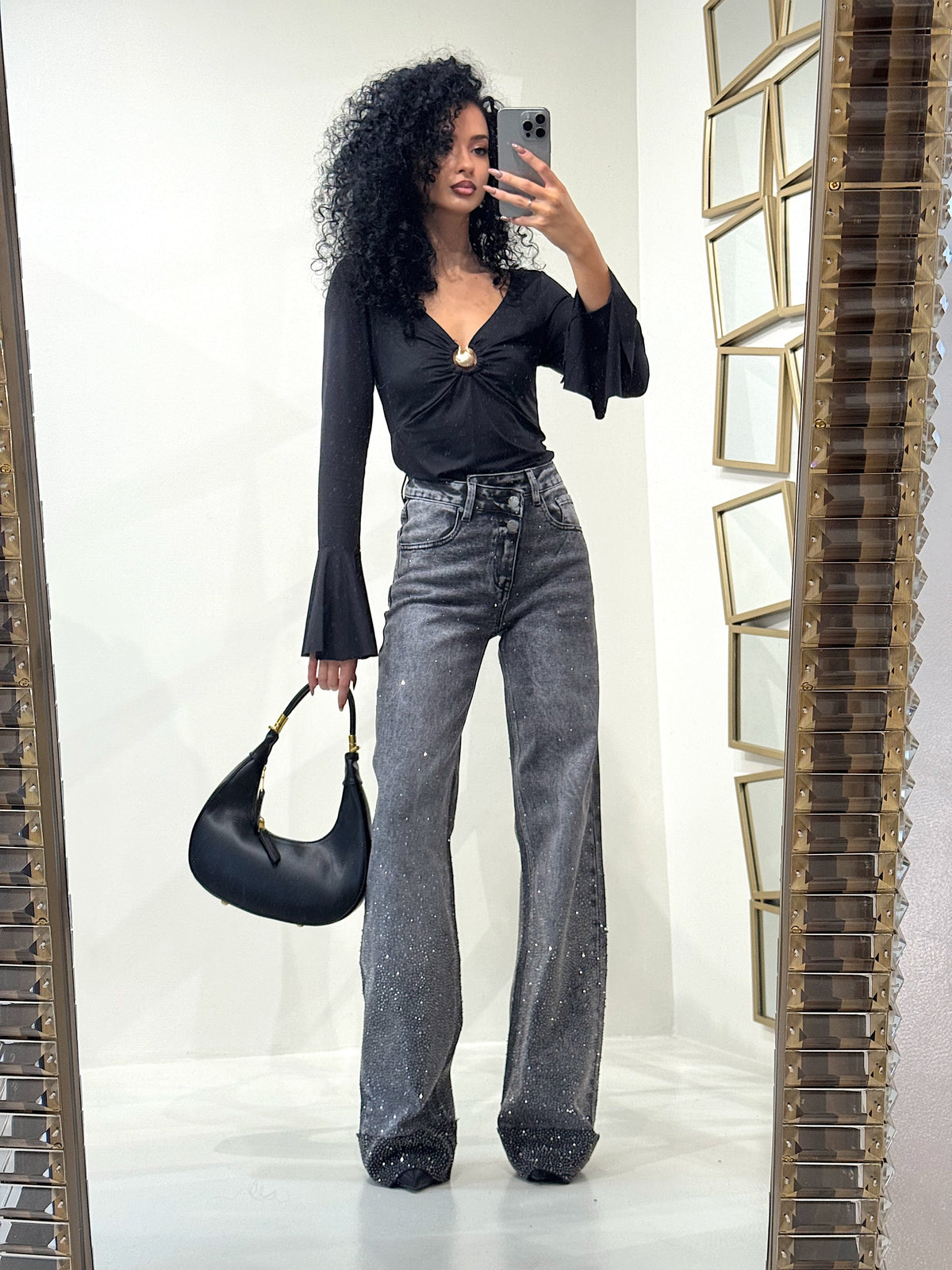 Blusa Elegante con gioiello e Maniche Svasate