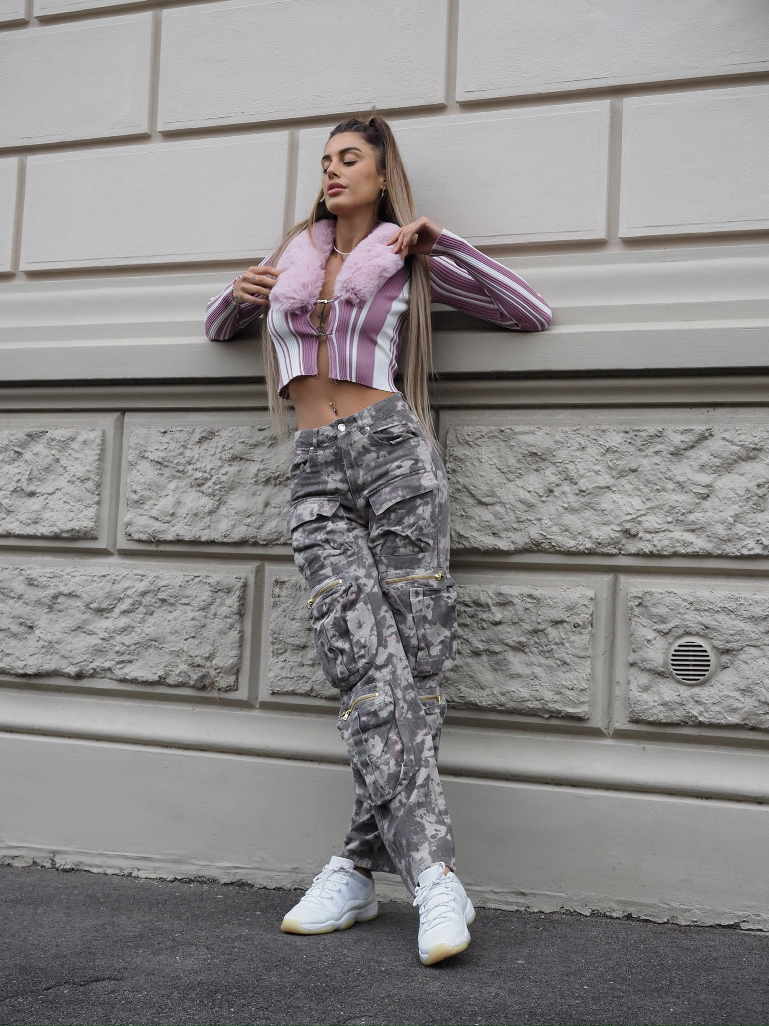 Cargo maxi con tasconi mimetico con rosa