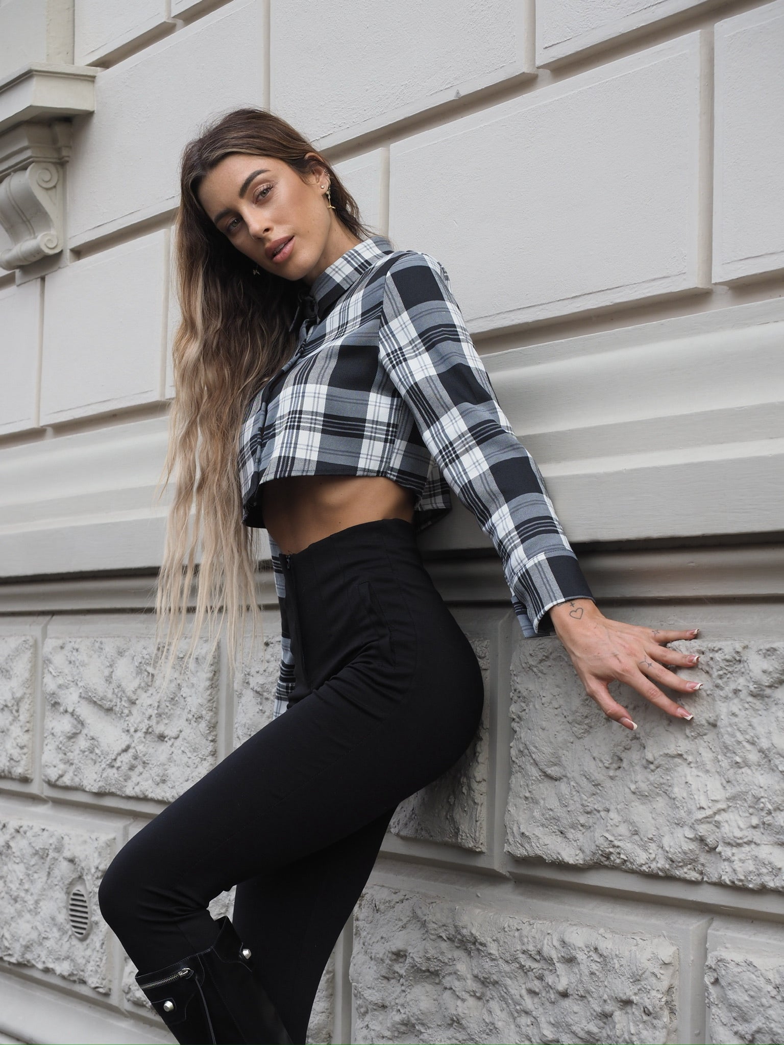 Camicia crop a quadri bianco nero grandi