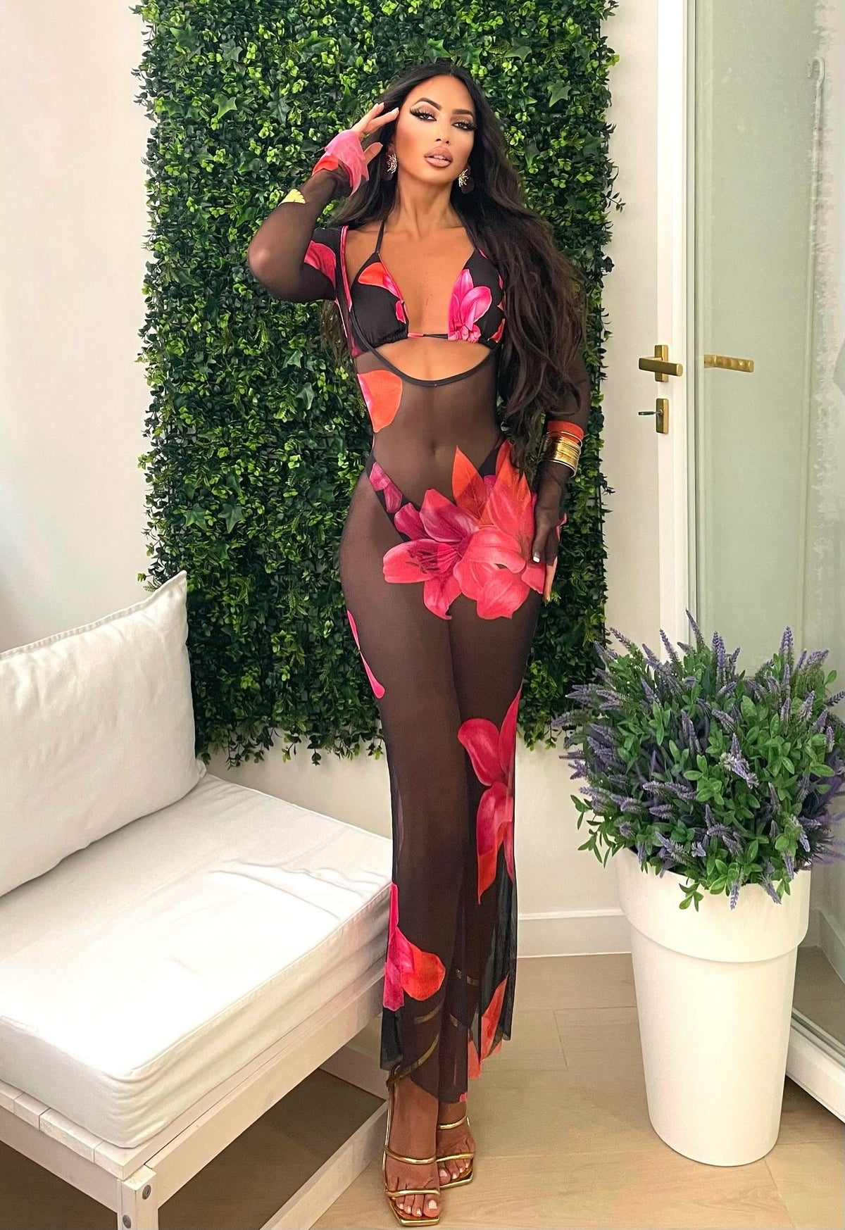 Bikini floreale tre pezzi con pareo lungo nero