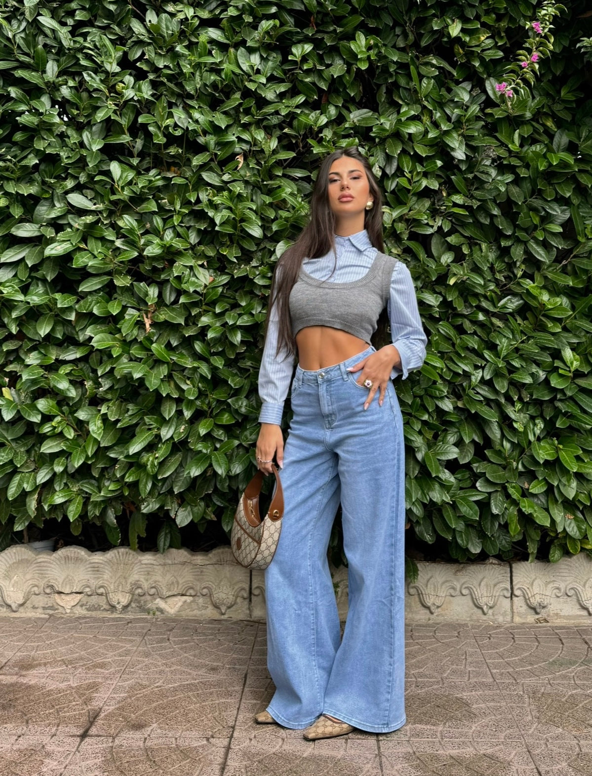 Maglioncino grigio più camicia celeste
