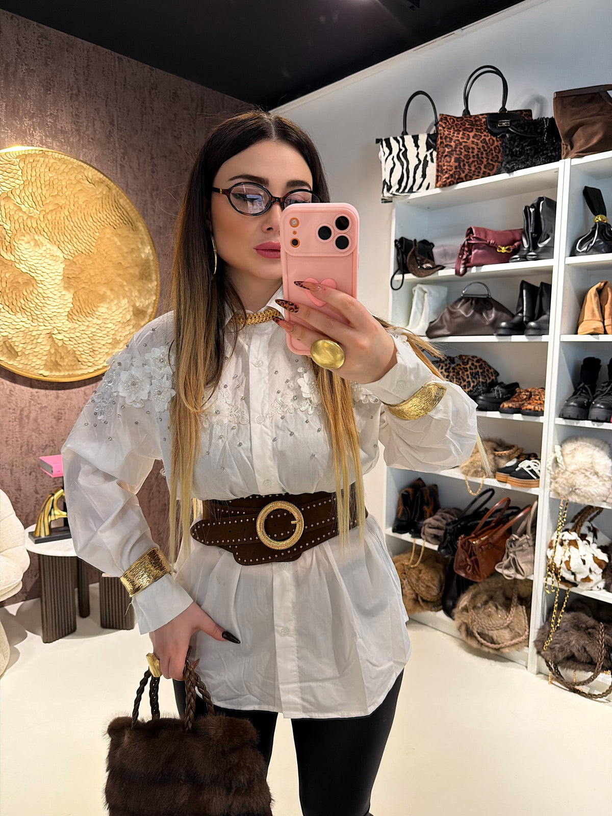 Camicia con fiori ricamati