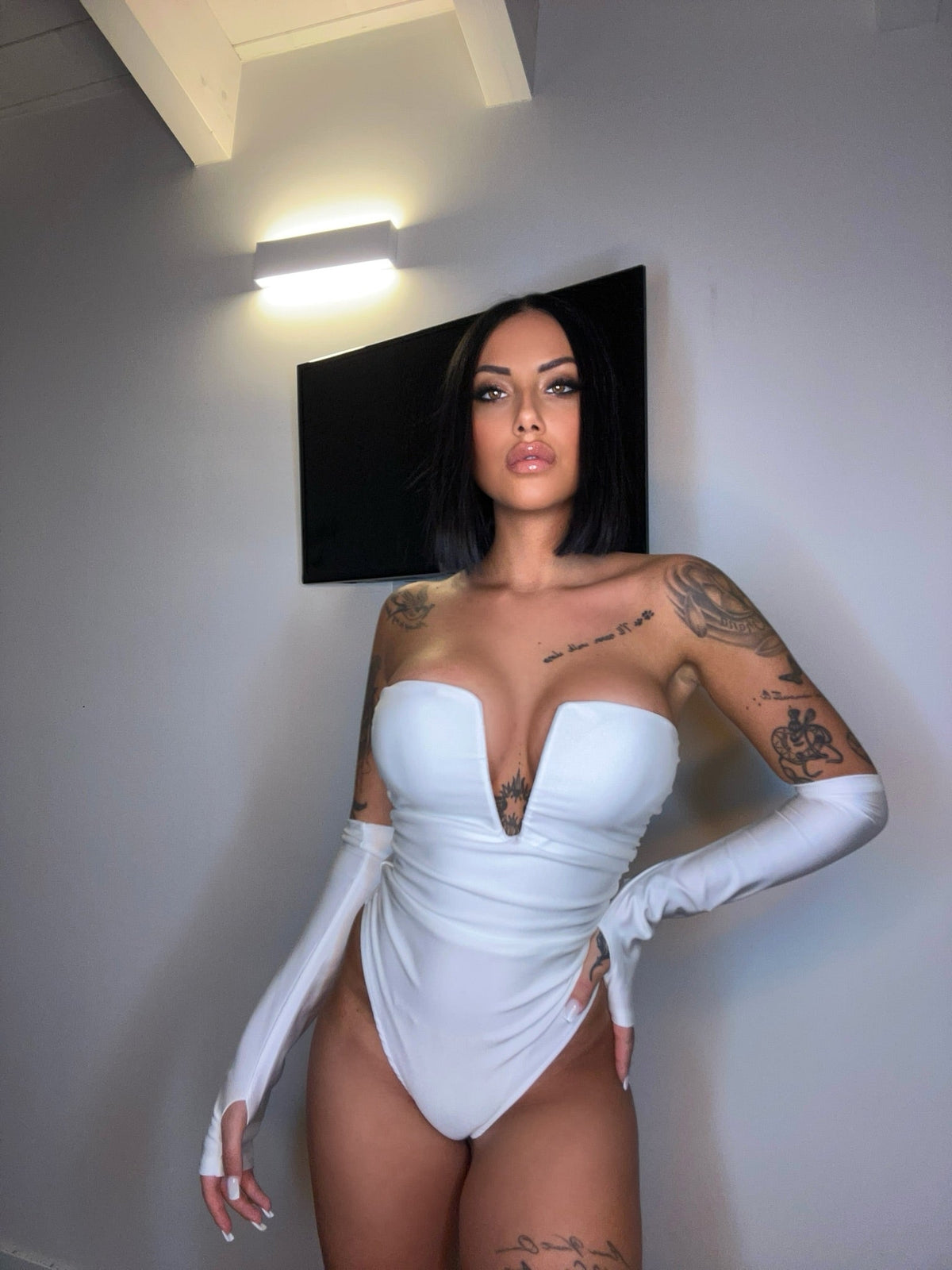 Body bianco con scollo a V e manicotti
