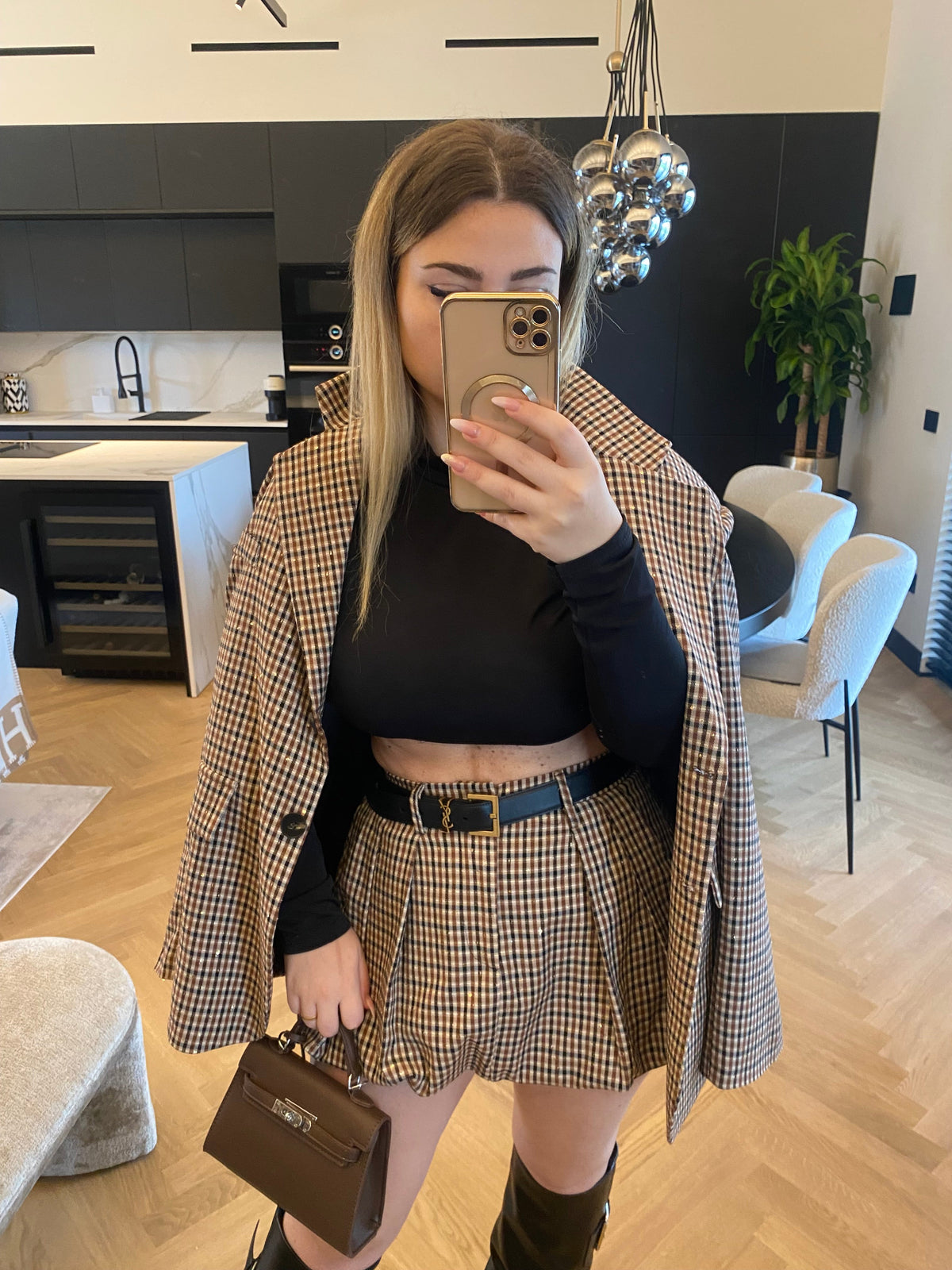 Maglia crop nera collo alto