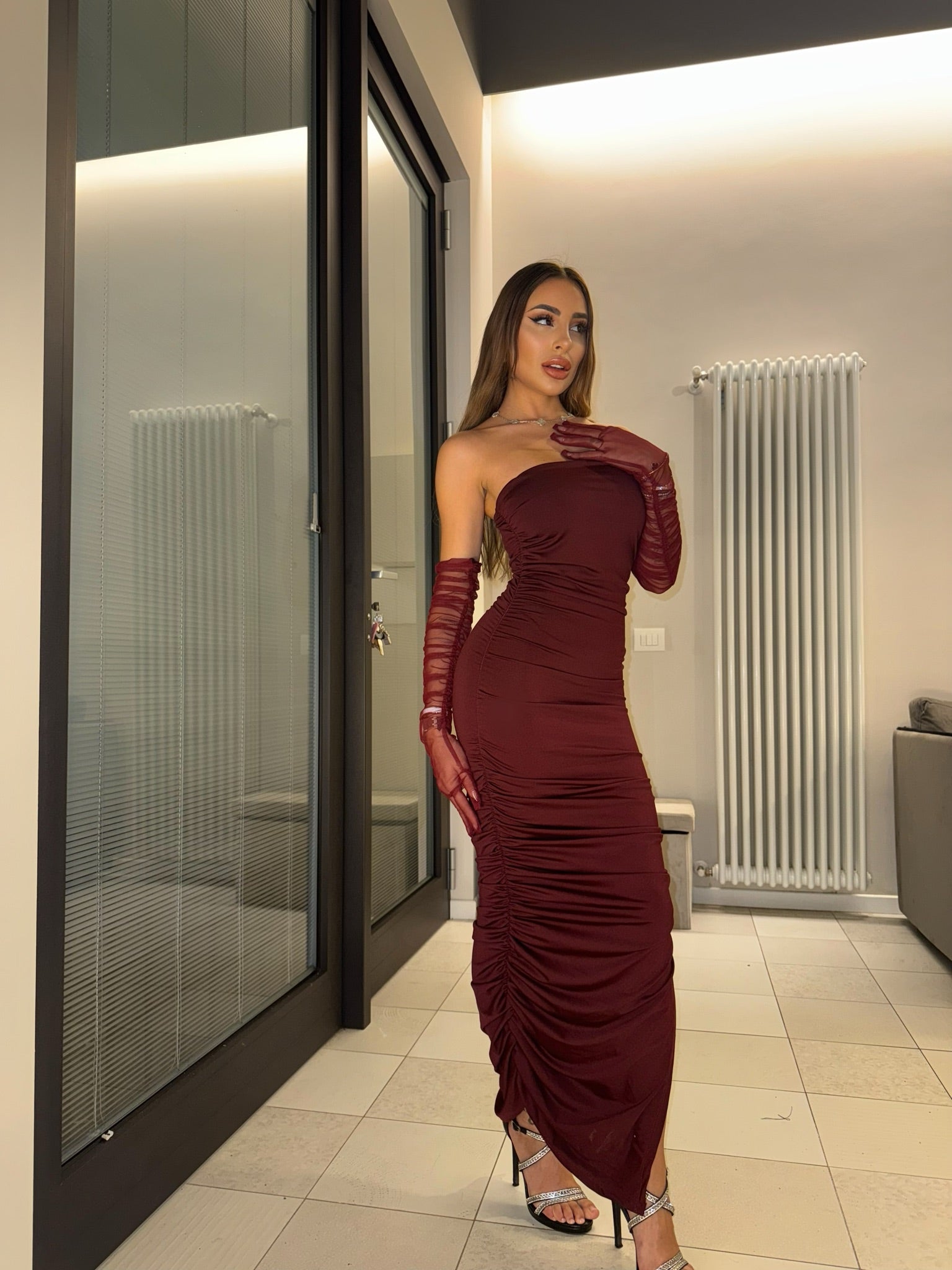 Abito midi bordeux con guanti