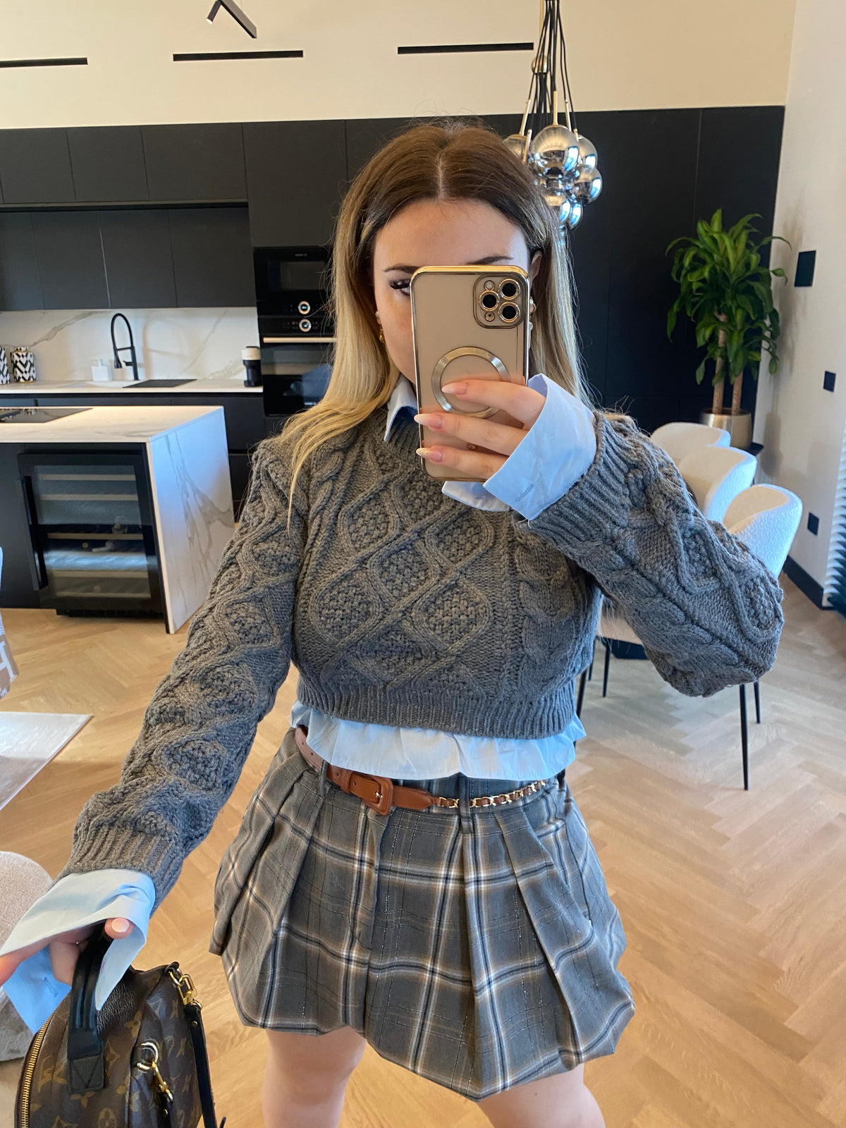 Maglione grigio più camicia celeste