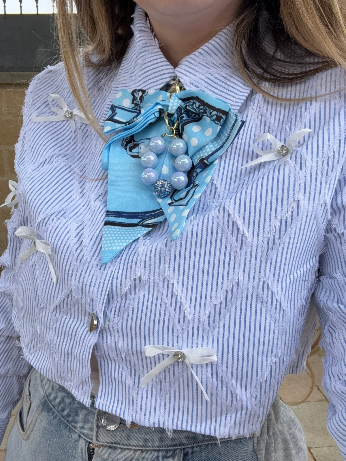Camicia crop con fiocchi