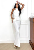 Abito lungo bianco con choker e apertura laterale