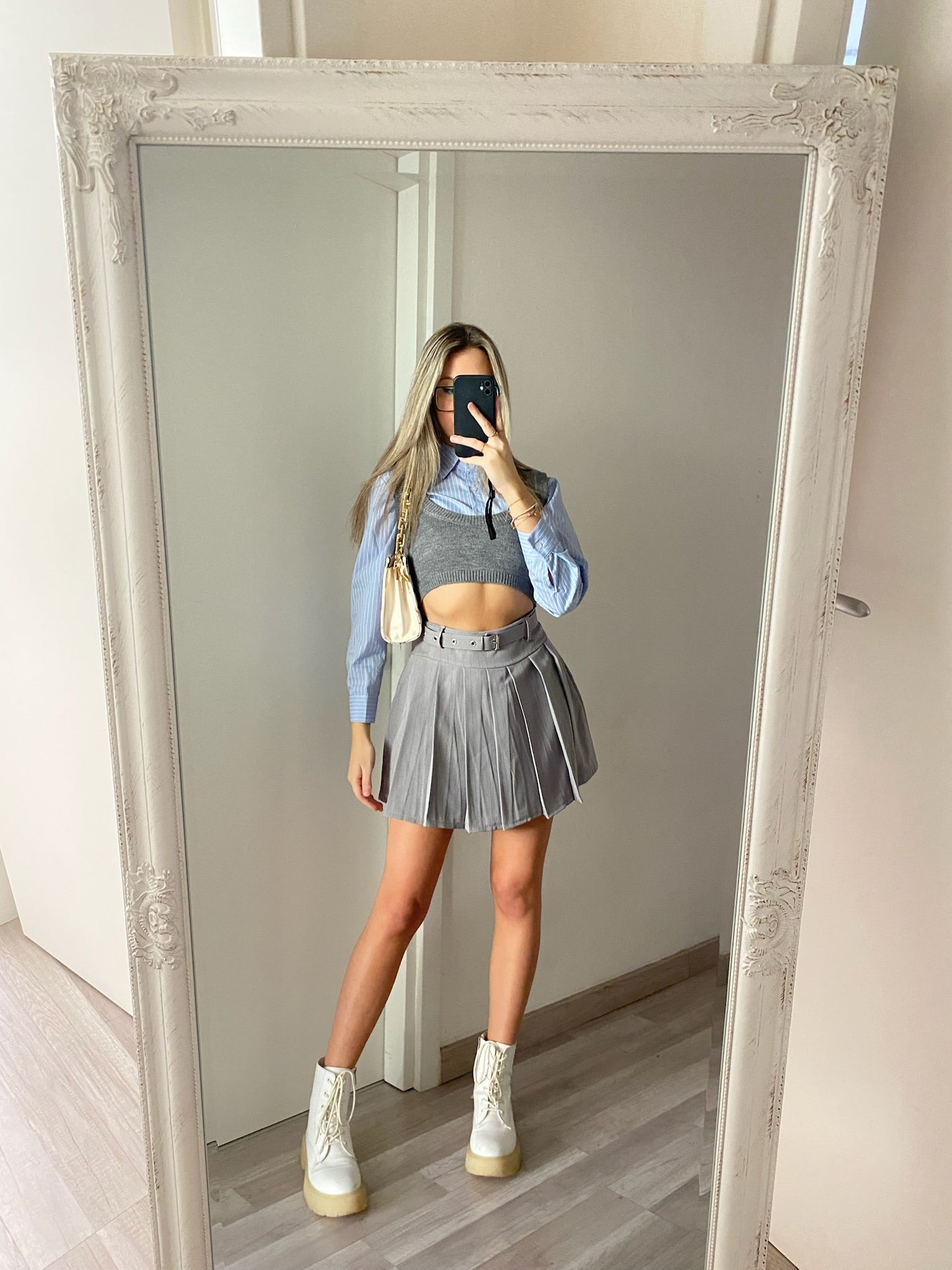 Maglioncino grigio più camicia celeste