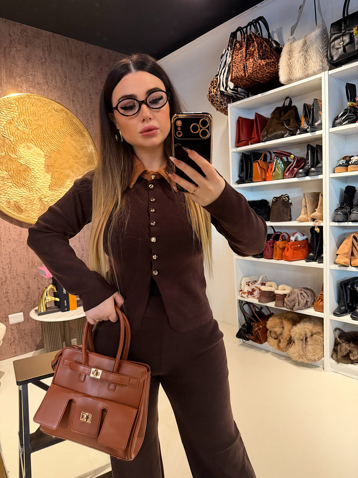 Completo maglia e pantalone con colletto a contrasto