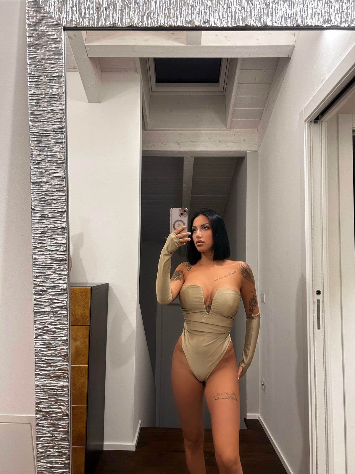 Body gold con scollo a V e manicotti