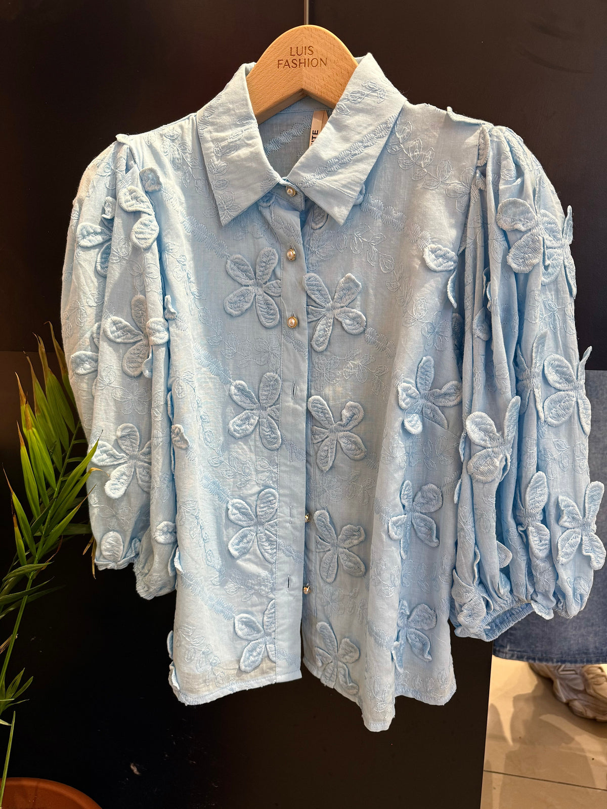 Camicia con fiori ricamati