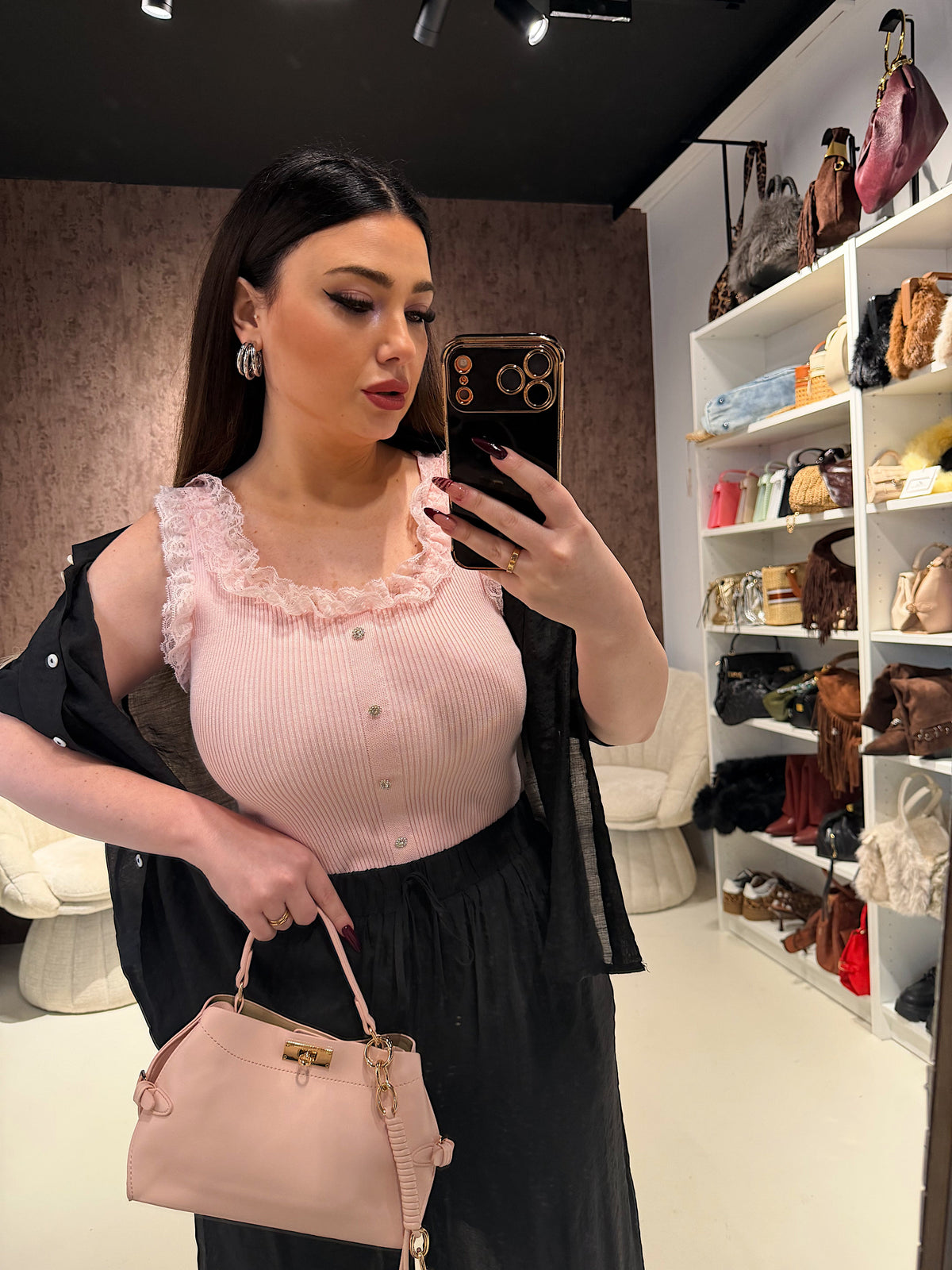 Top in pizzo con bottoni gioiello