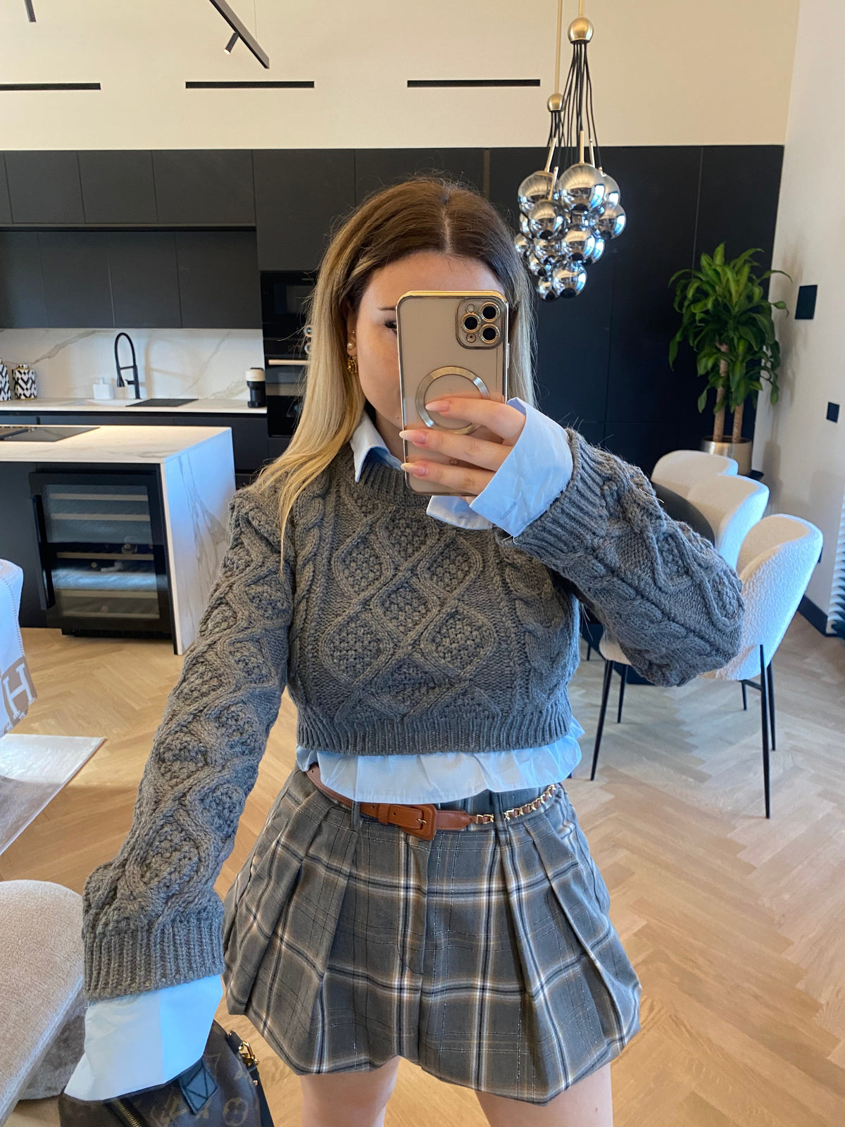 Maglione grigio più camicia celeste