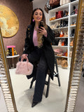 Cappotto con fodera animalier e spille