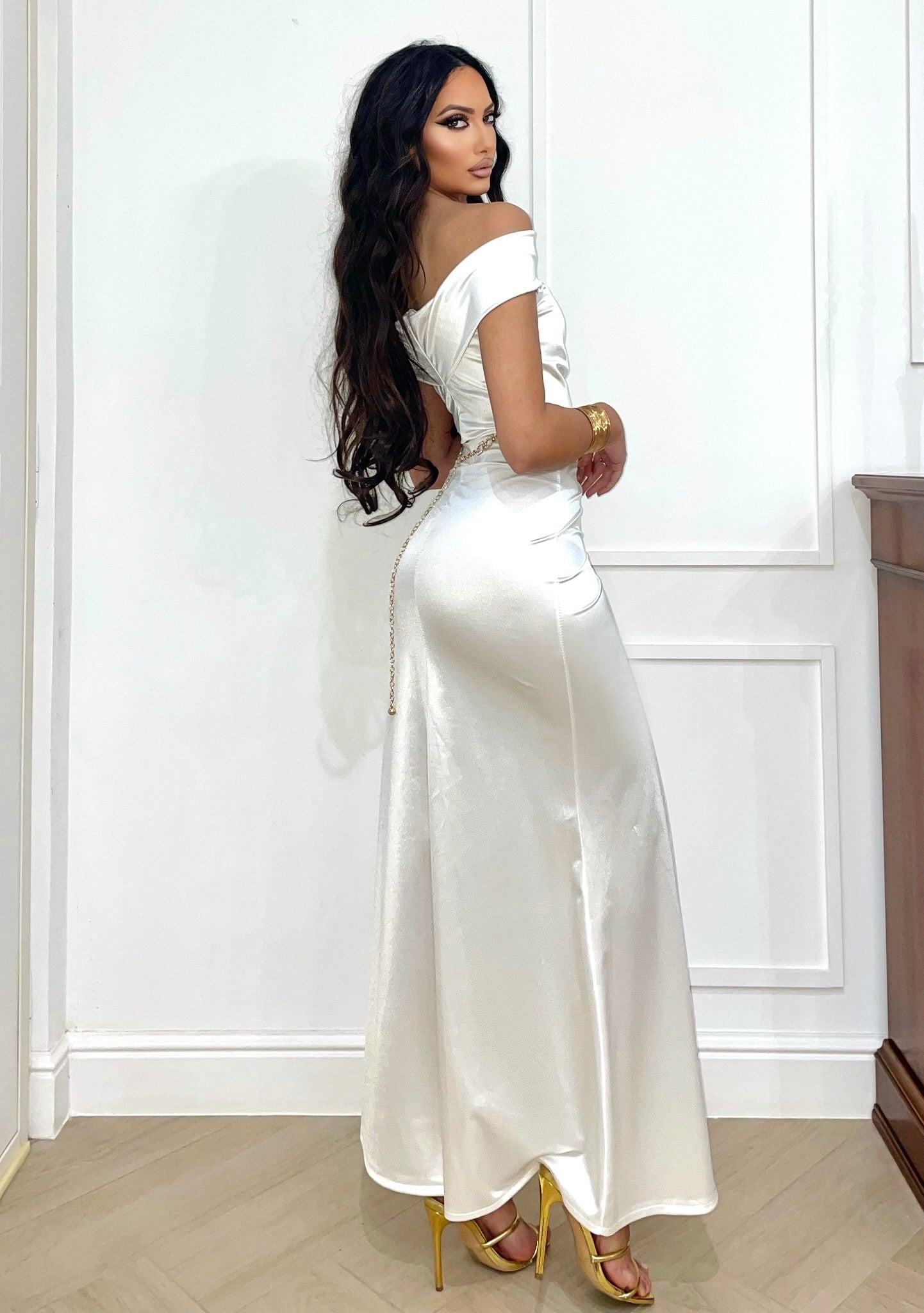 Abito bianco aderente scollo a barchetta