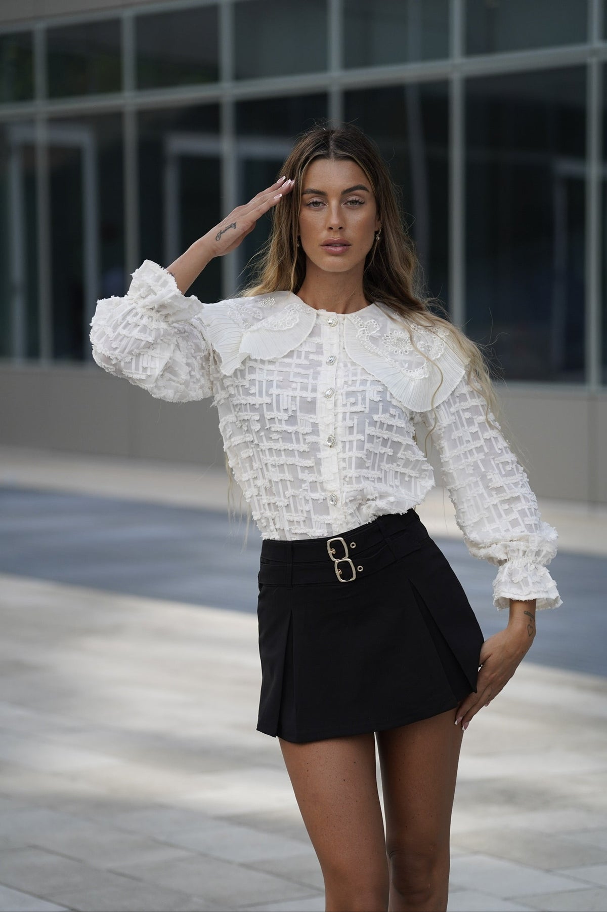 Camicia in pizzo beige con ricami