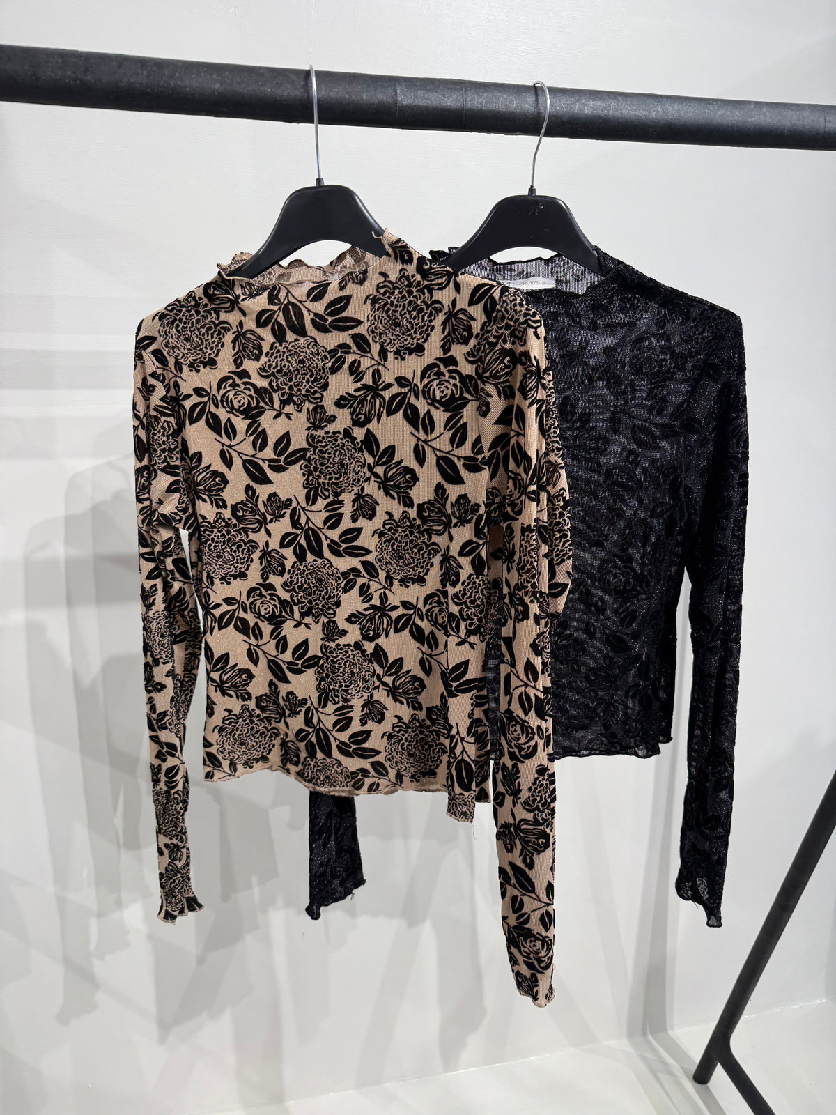 Maglia con ricamo fiori