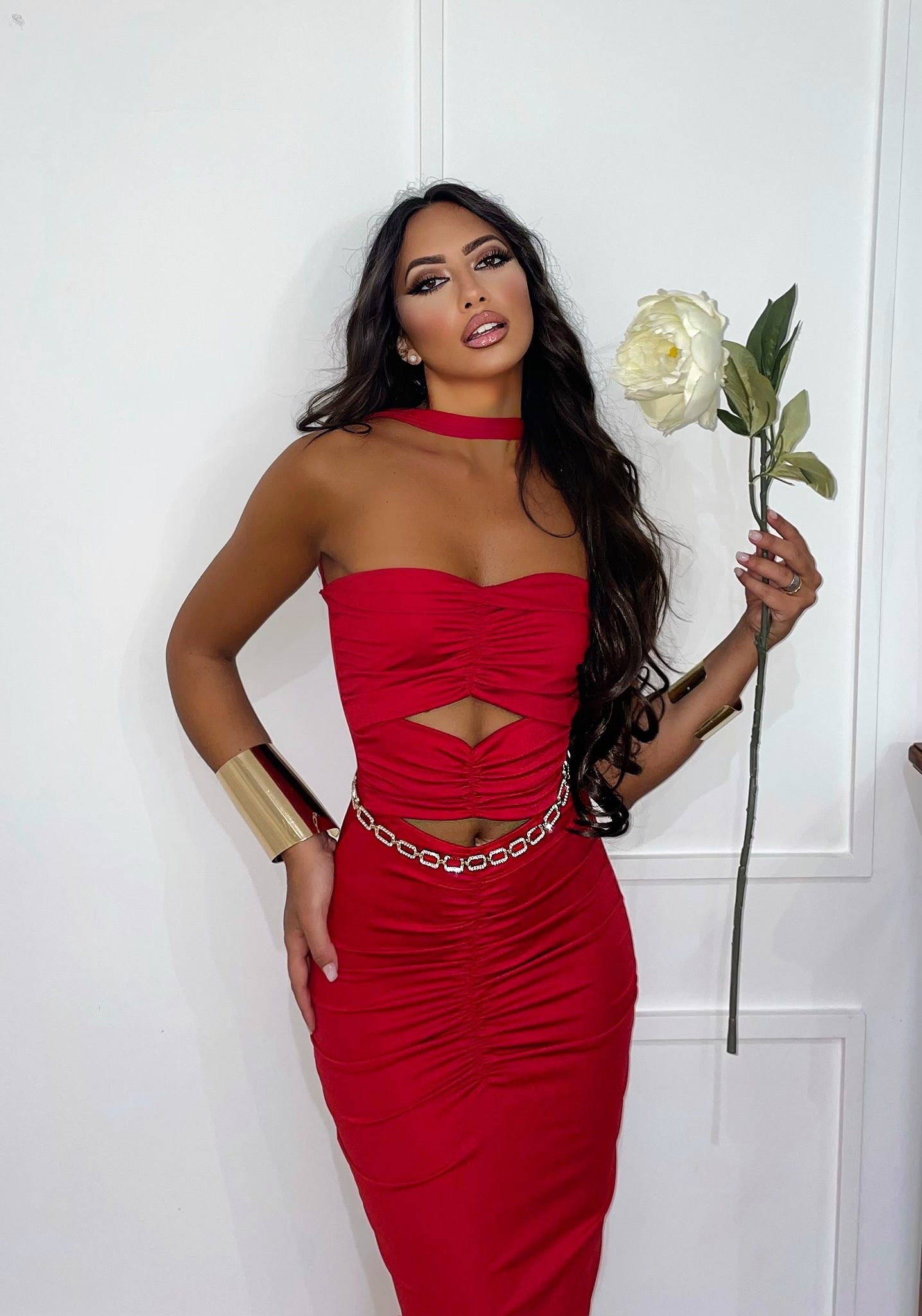 Abito rosso a fasce con choker
