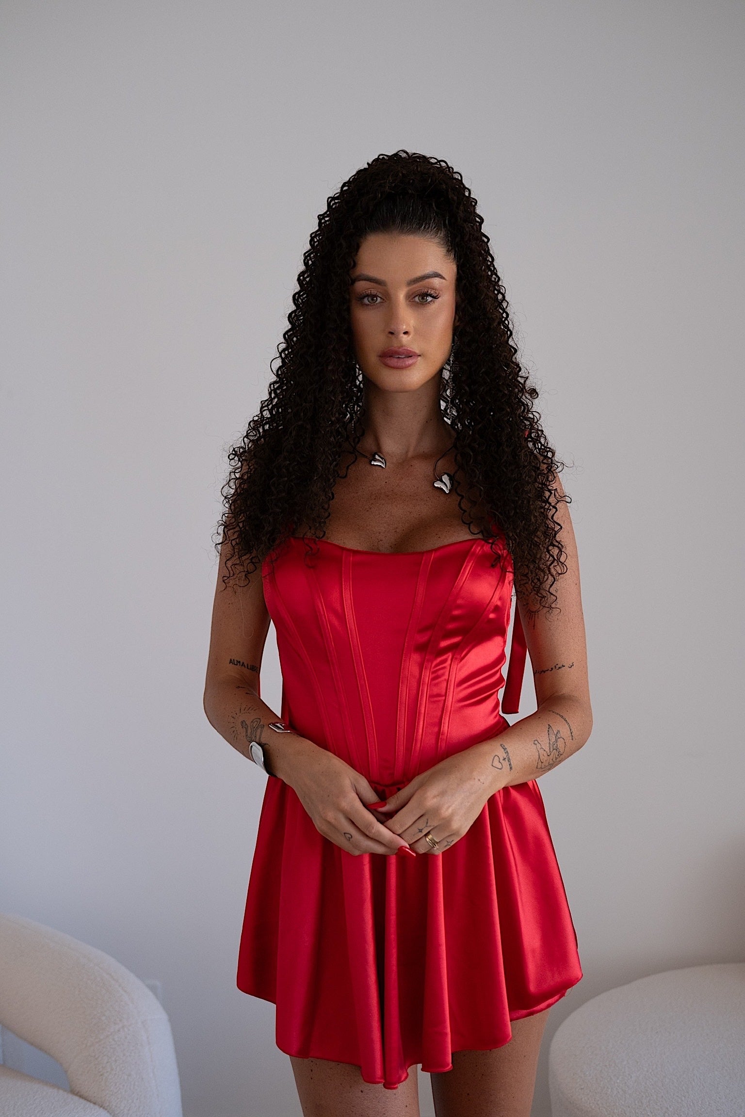 Abito bustier rosso con fiocchetti