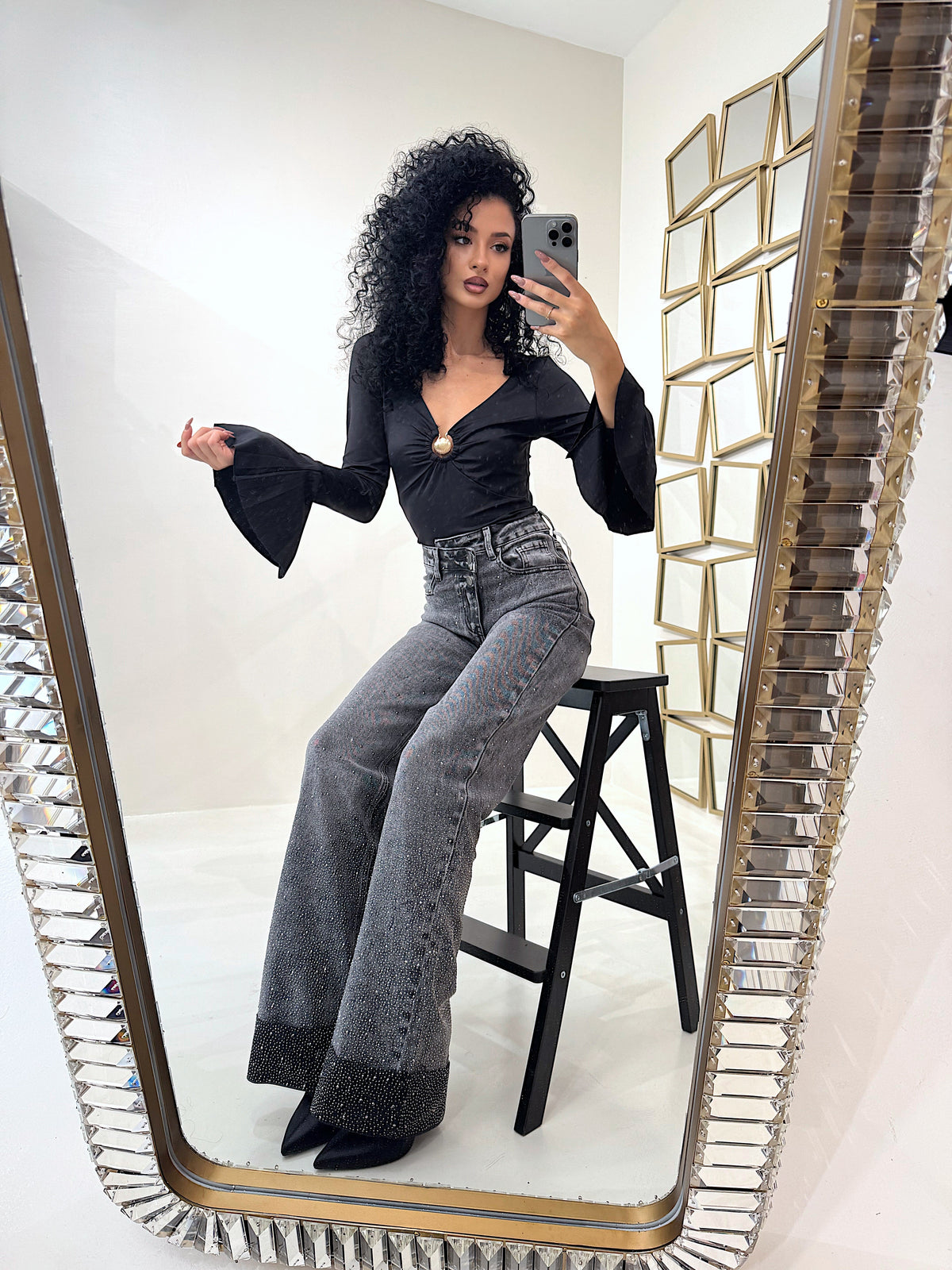 Blusa Elegante con gioiello e Maniche Svasate