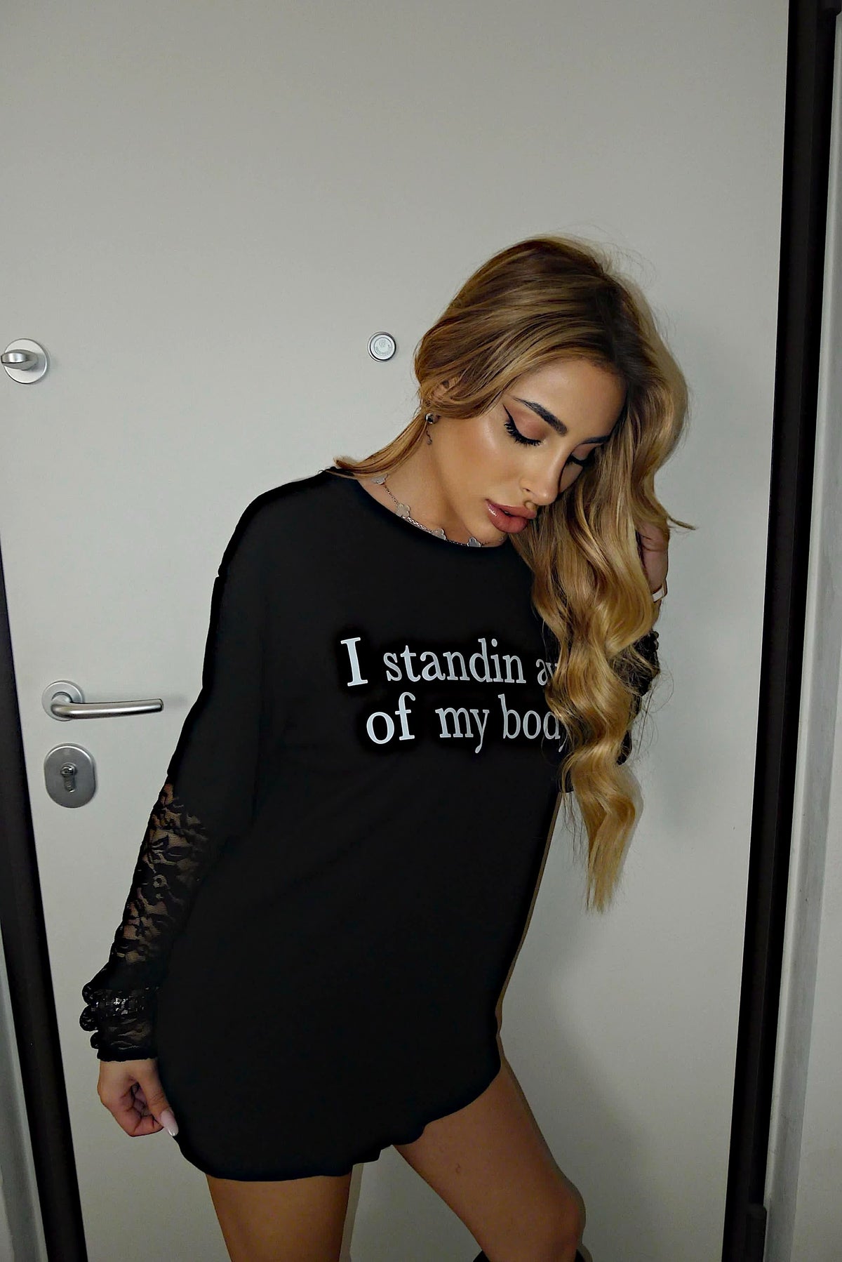 T-Shirt con stampa e maniche in pizzo nero