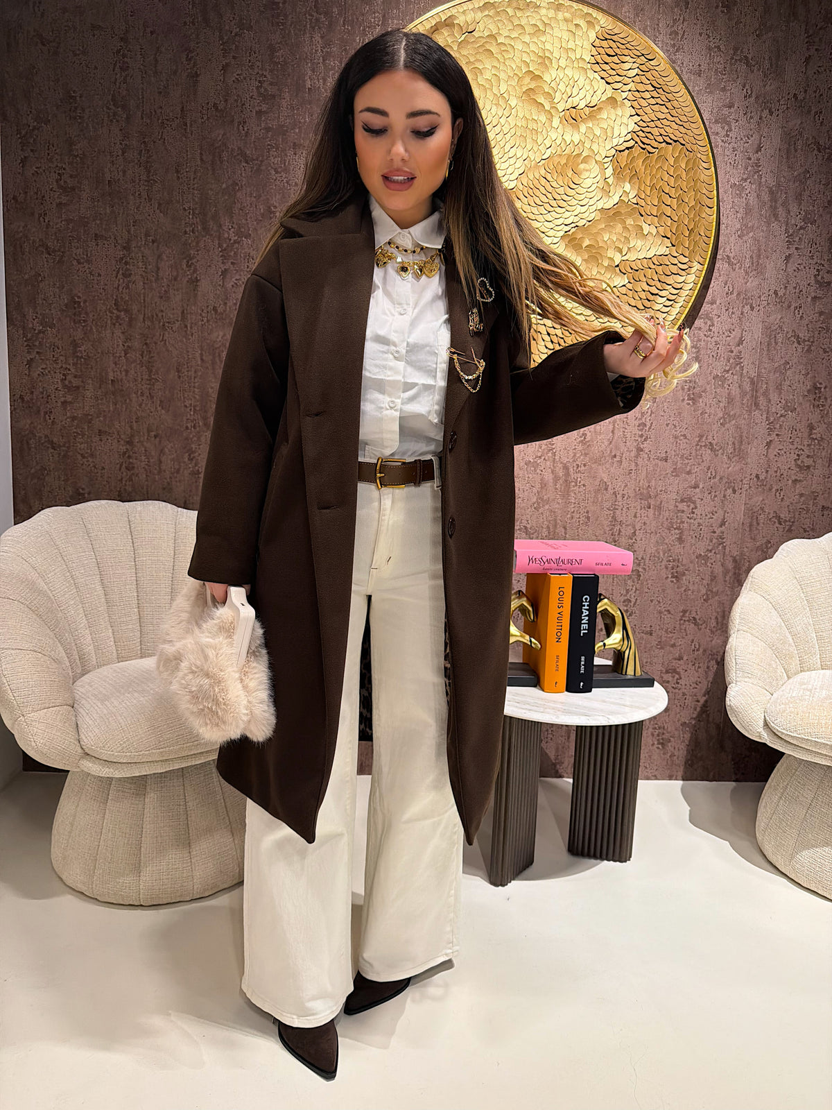 Cappotto con fodera animalier e spille