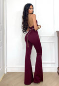 Tuta bordeaux con gioiello oro