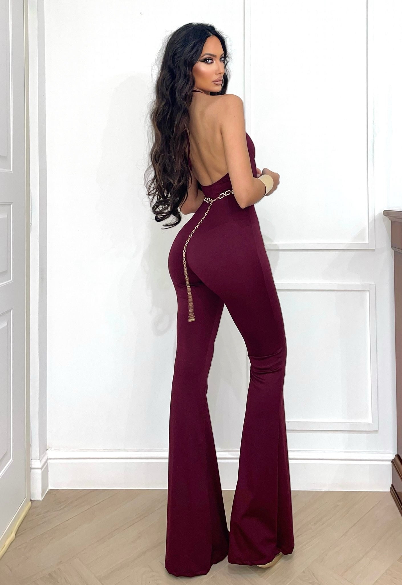 Tuta bordeaux con gioiello oro