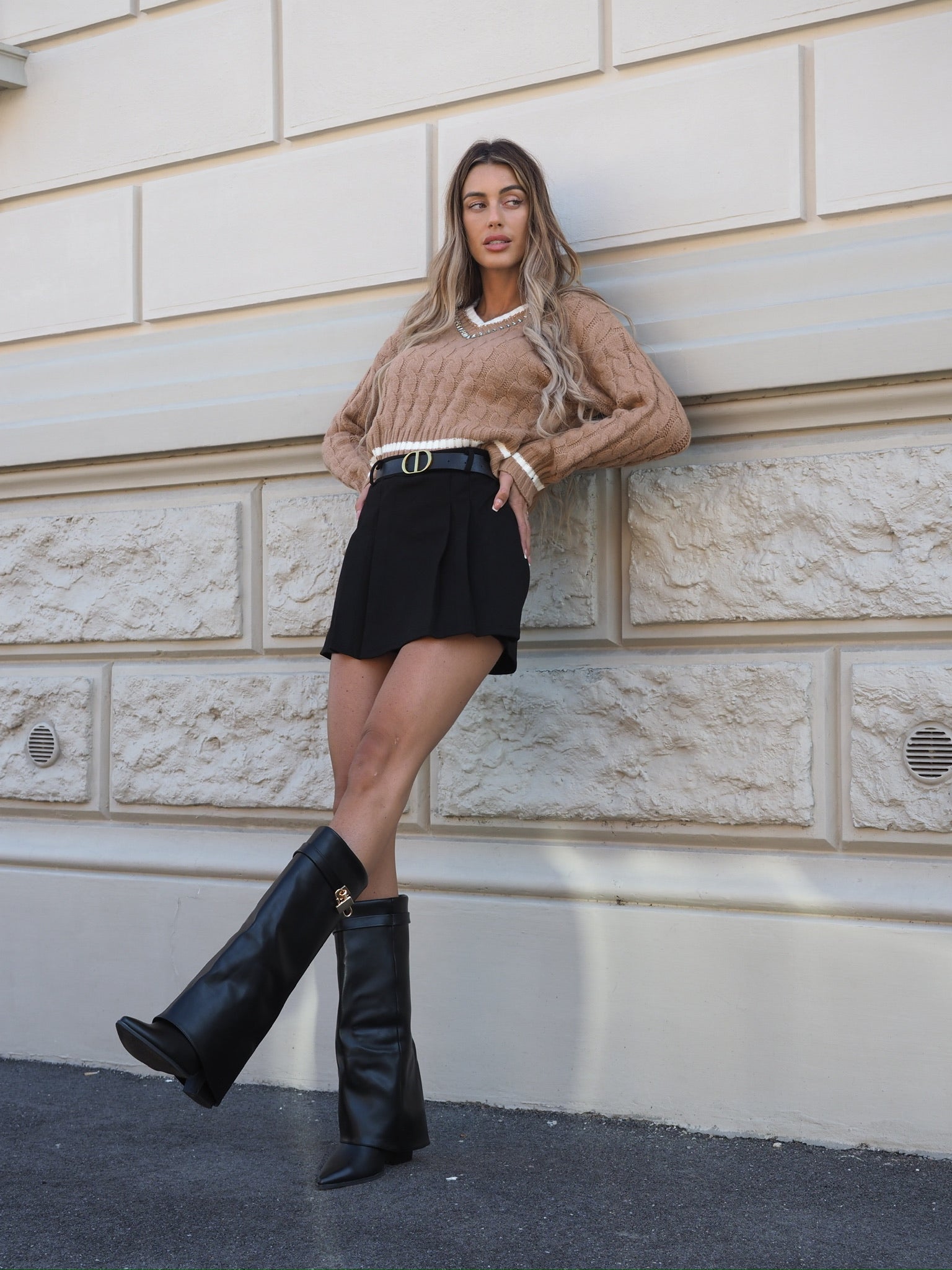 Maglione Camel con scollo e strass