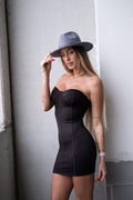 Cappello grigio con borchie