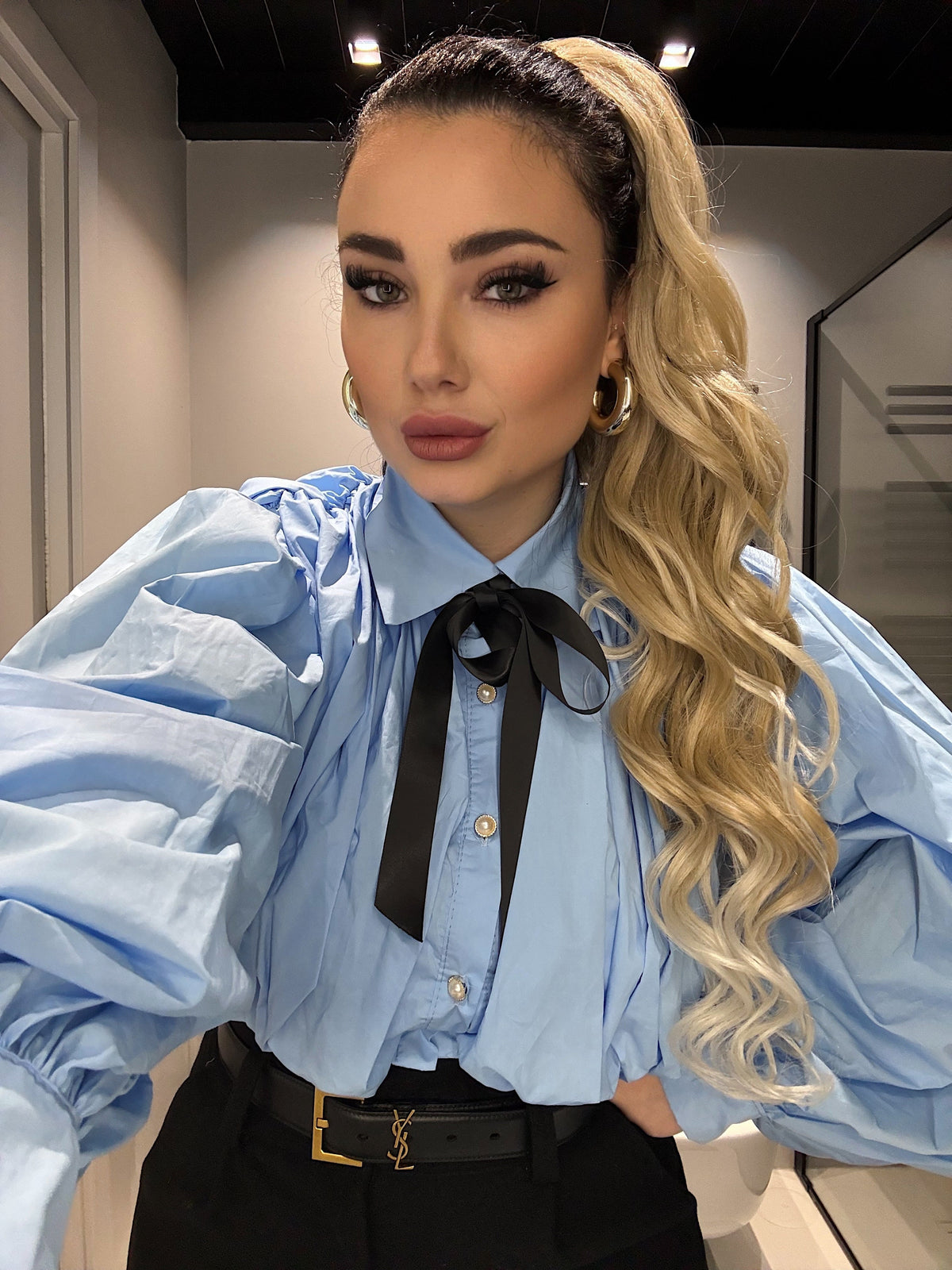Camicia celeste con fiocco