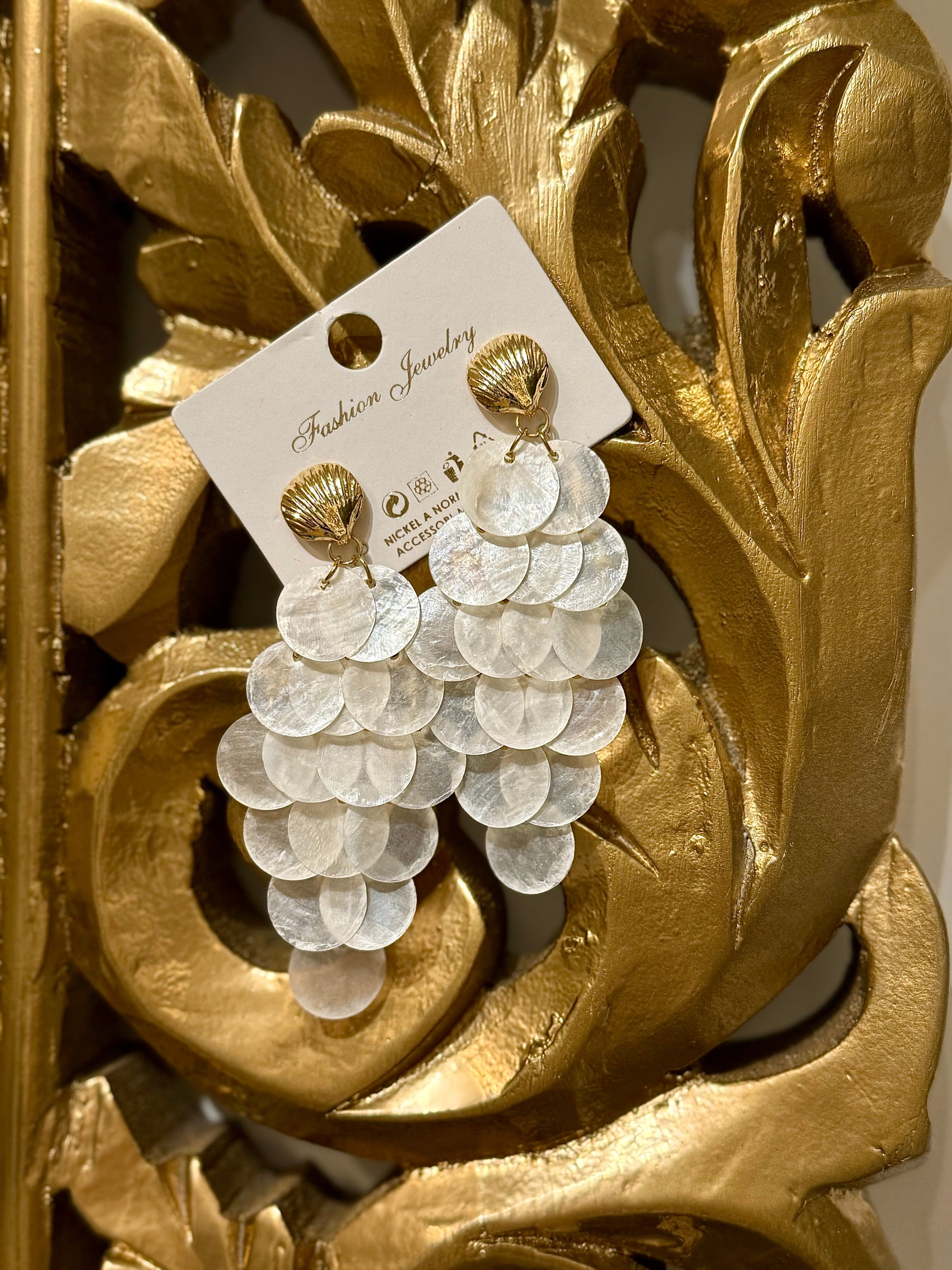 Orecchini conchiglia grappolo bianco
