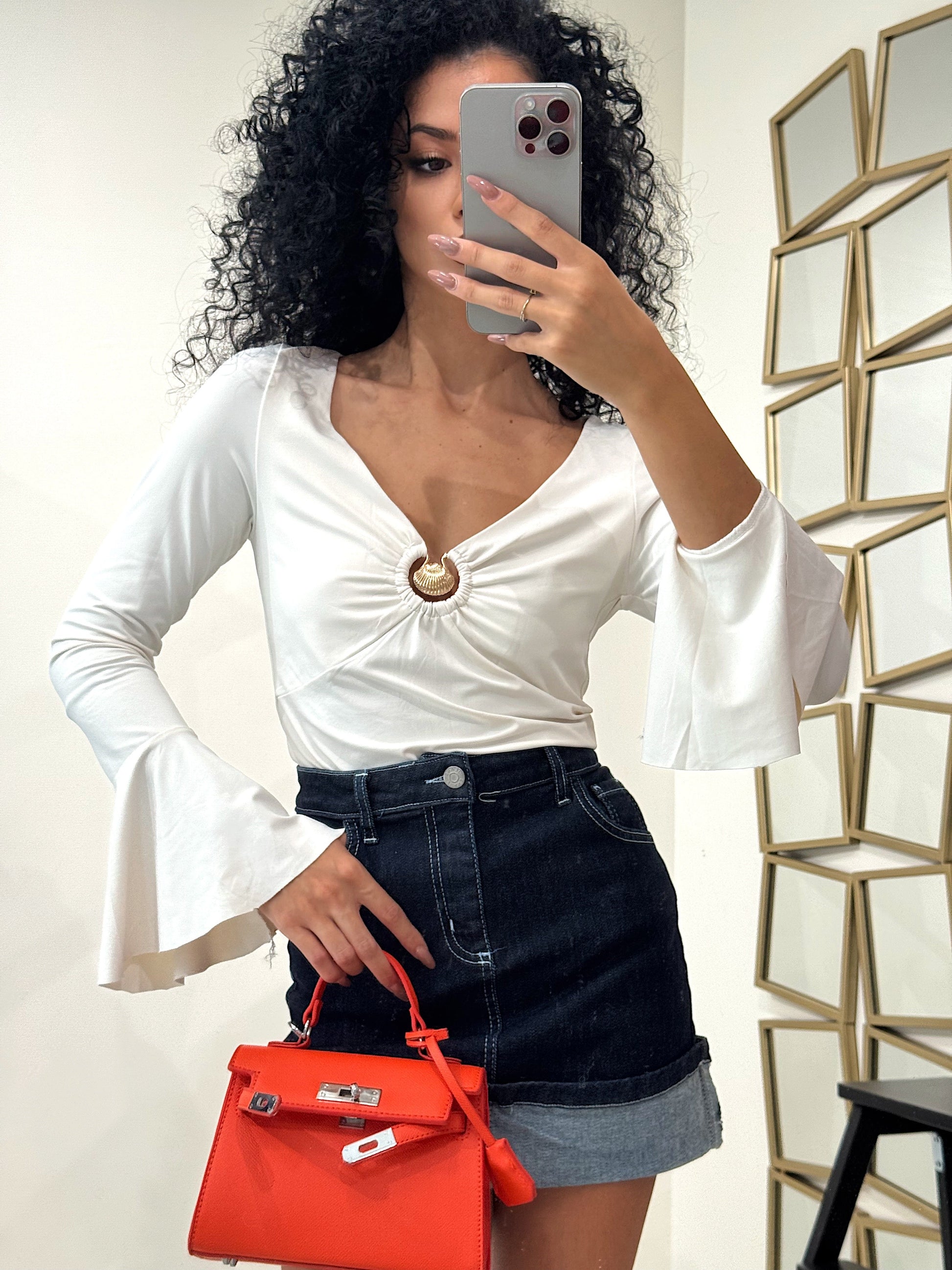 Blusa Elegante con gioiello e Maniche Svasate