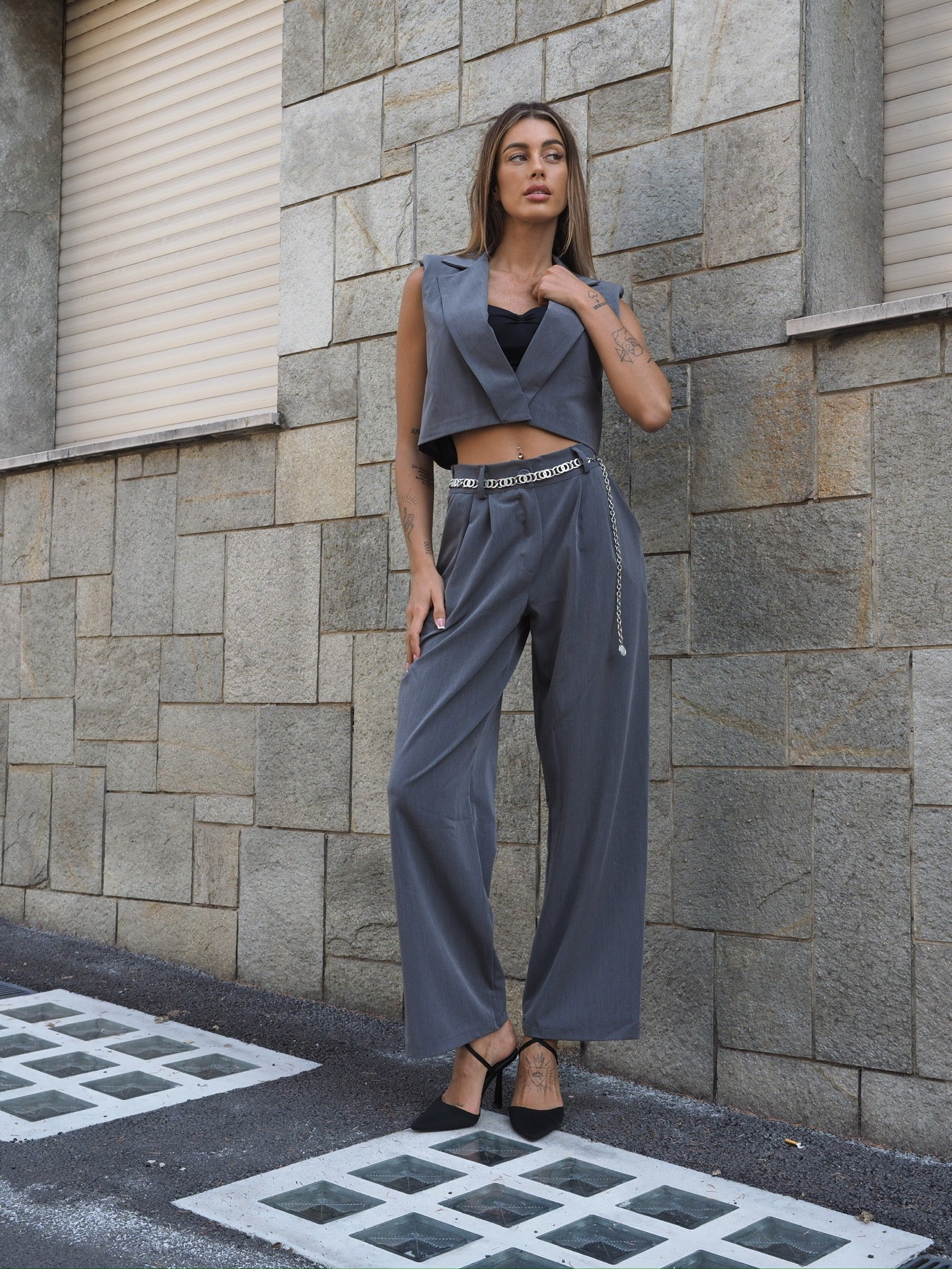Completo smanicato e pantalone grigio