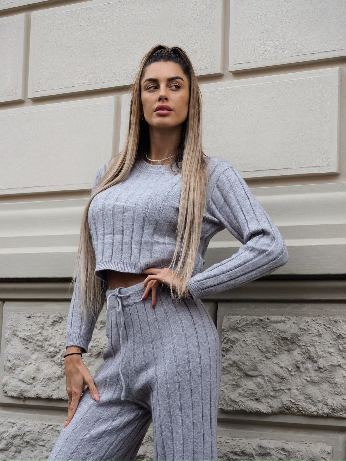Completo maglia e pantalone grigio a righe