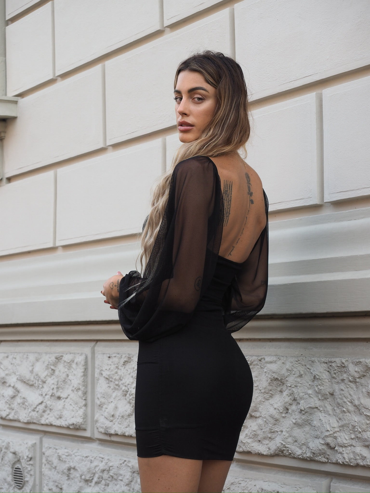 Abito nero maniche velate
