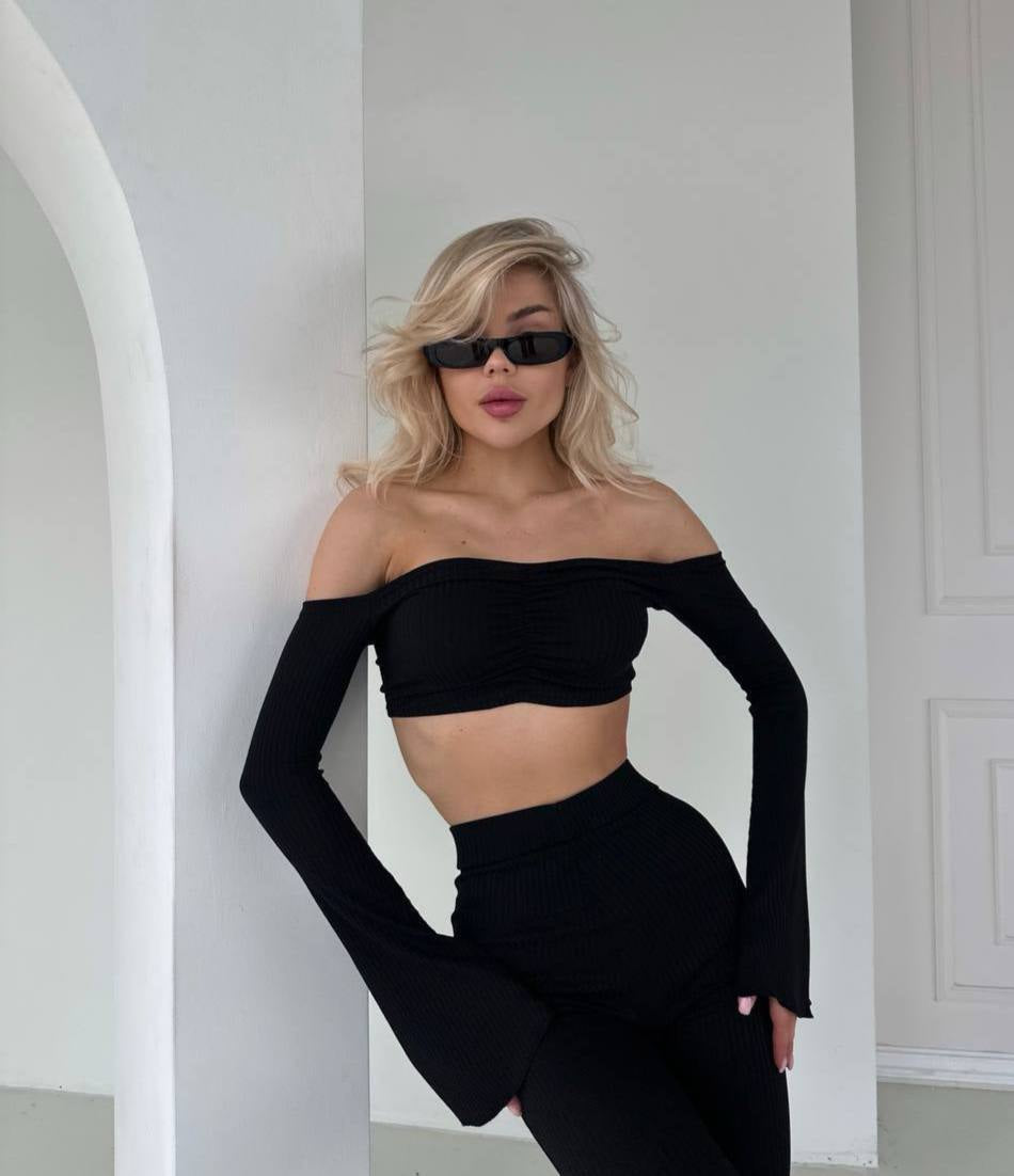 Due pezzi top e pantalone nero